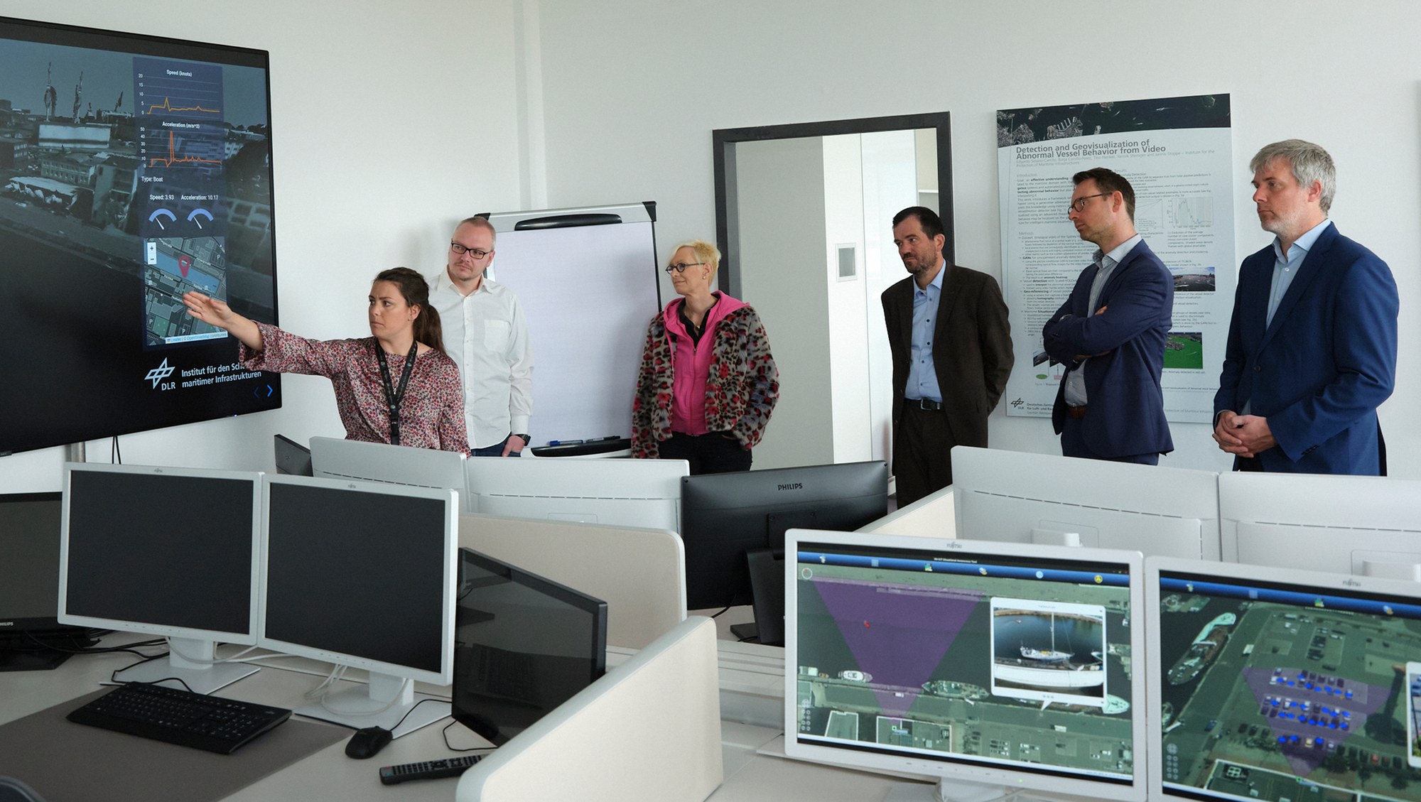 Dr. Sarah Barnes erklärt Dieter Janecek MdB das maritime Lagebild MARLIN