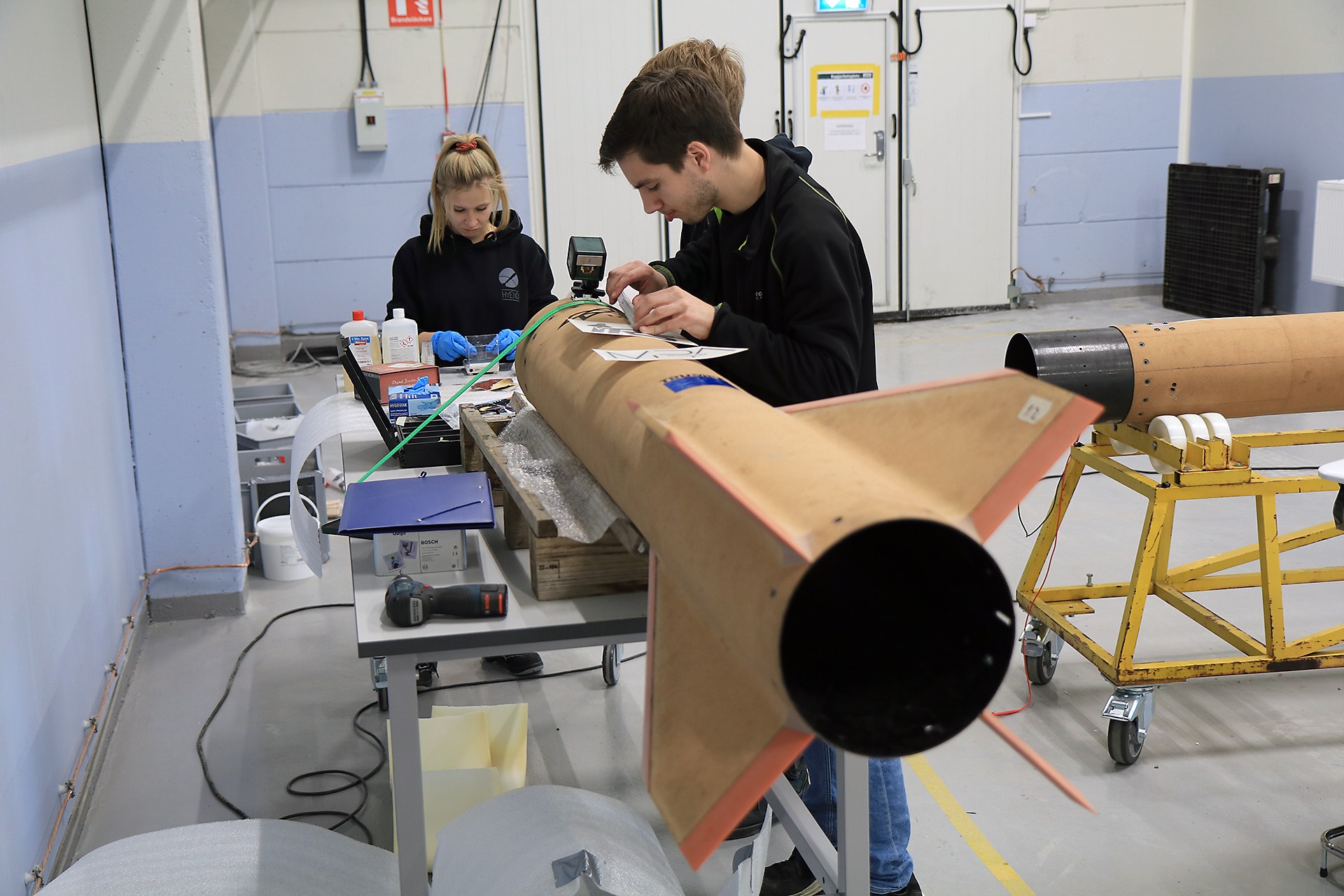 Studenten bereiten Rakete vor