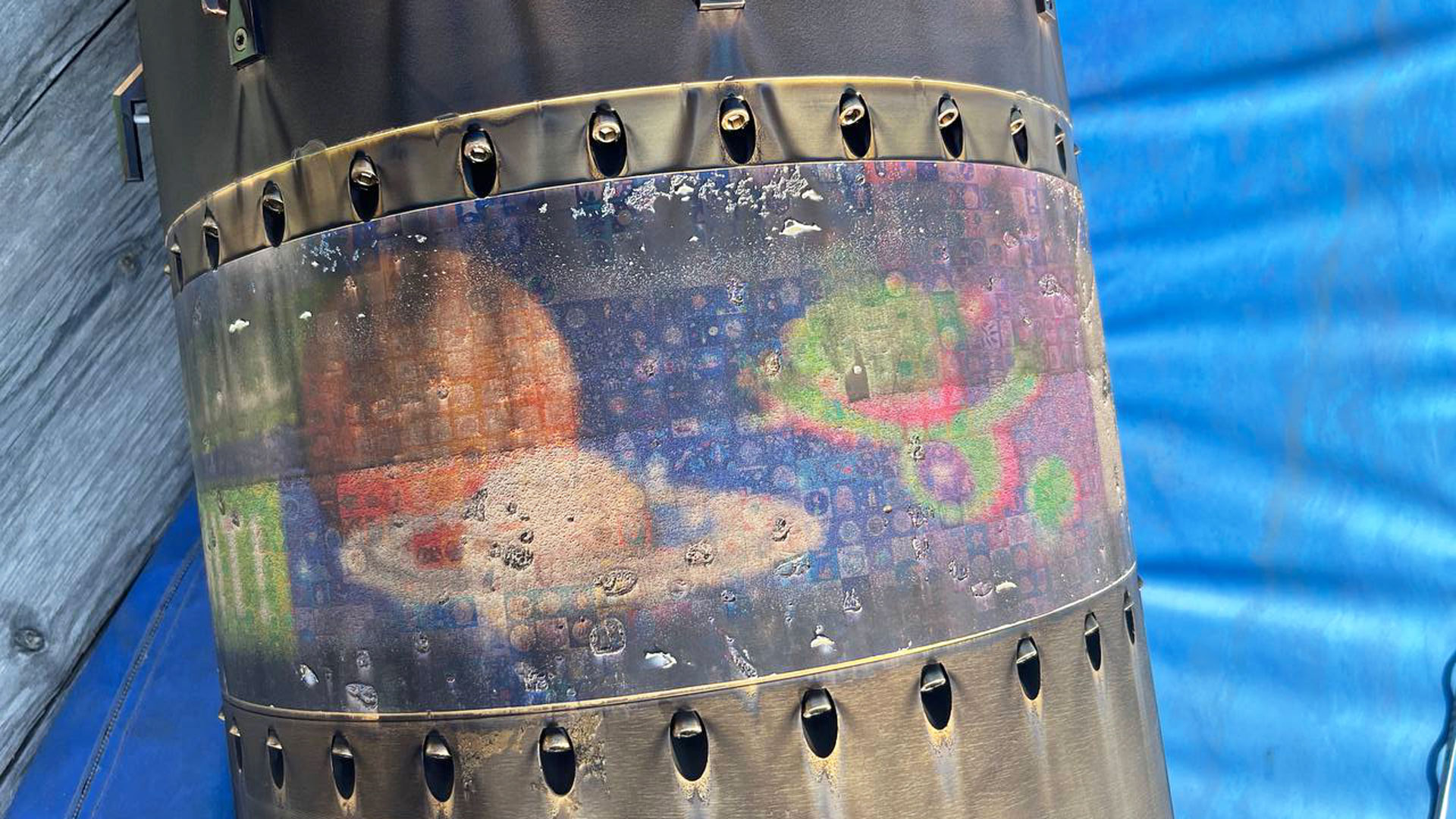 Auf der Außenhülle der Höhenforschungsrakete MAPHEUS-13 sind die Missionslogos, die die Kinder bei einer Mal-Aktion gestaltet hatten, ins All geflogen. Neben dem Mosaikbild auf der Außenhülle befanden sich alle eingesendeten Bilder auf einem USB-Stick im Innern der Rakete.