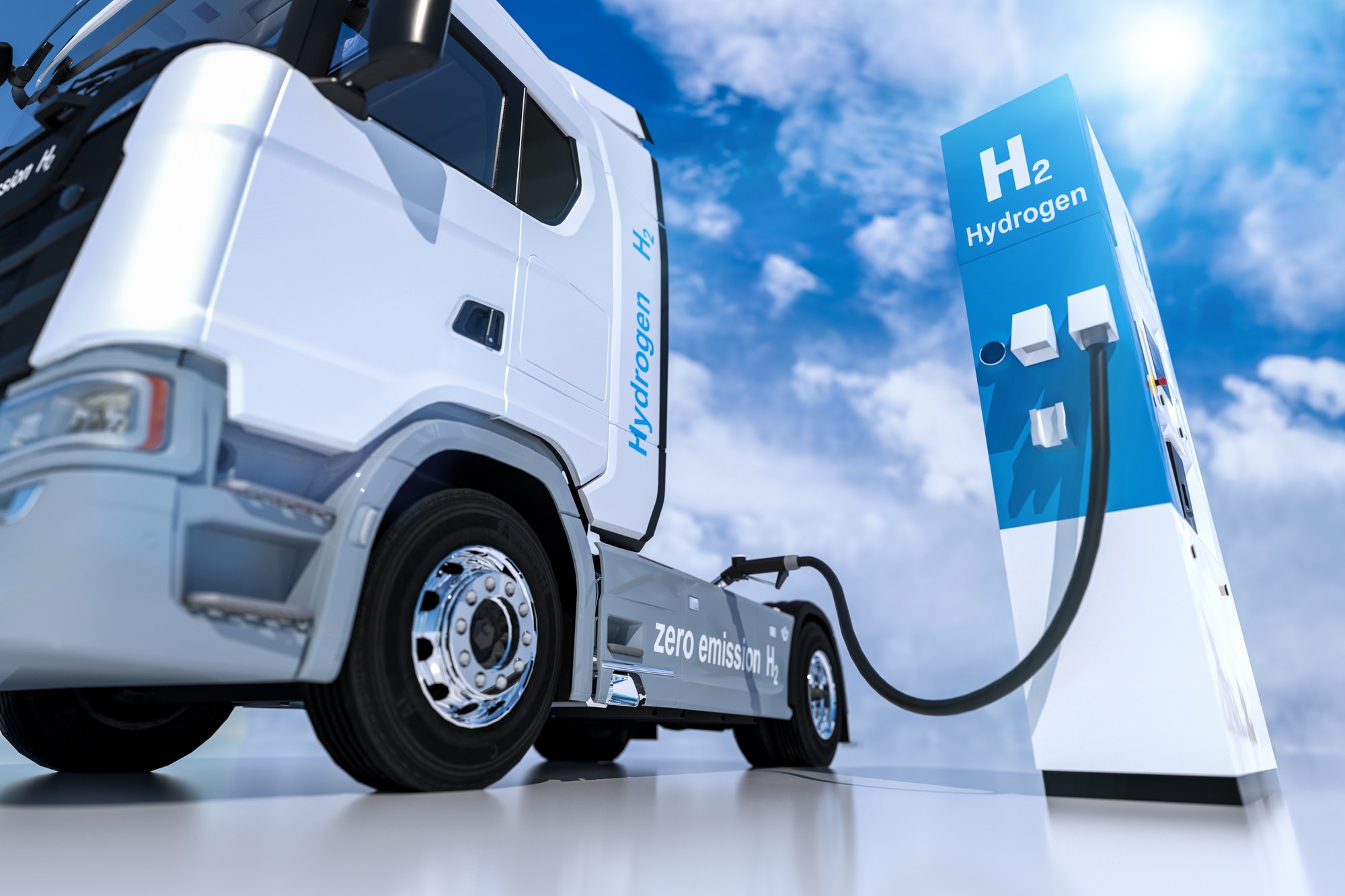 Wasserstoff-Lkw an Tankstelle