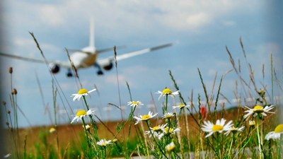 Flugzeug startet in den Urlaub
