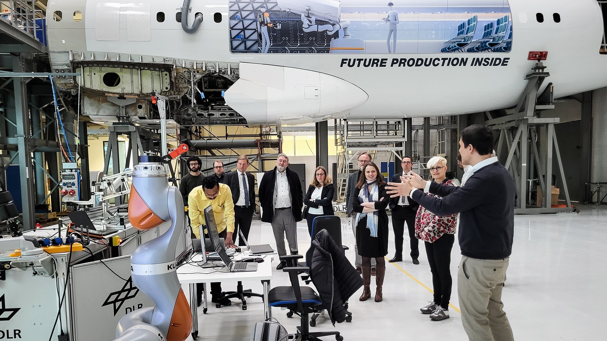 Ham­burgs Wirt­schafts­se­na­to­rin Dr. Me­la­nie Leon­hard beim Rund­gang durch die DLR-La­bo­re im ZAL Tech­Cen­ter
