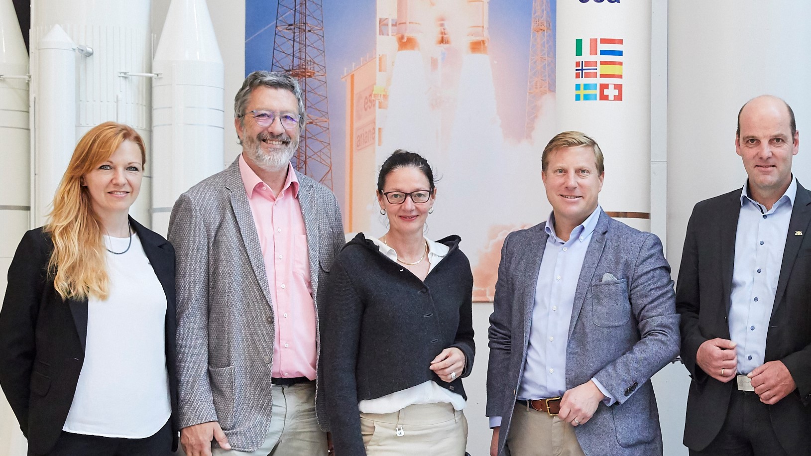 Die baden-württembergischen Abgeordneten Nico Weinmann und Georg Heitlinger besuchten am 24. Juli 2023 das DLR in Lampoldshausen und informierten sich über nachhaltige Wasserstofftechnologien. Von links: Dr. Daniela Lindner, Leiterin Abteilung Angewandte Wasserstofftechnologien im Institut für Raumfahrtantriebe, Klaus Schäfer, stellvertretender Direktor des DLR-Instituts für Raumfahrtantriebe, Dr. Anke Kovar, DLR-Standortleitung Süd-West, Nico Weinmann MdL, Georg Heitlinger MdL.