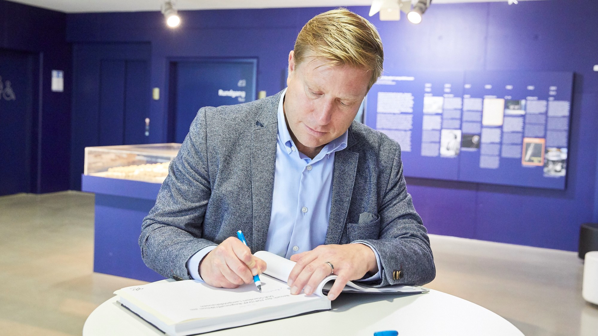 Anlässlich des Besuchs beim DLR trägt sich Nico Weinmann MdL ins Gästebuch des DLR-Standorts Lampoldshausen ein.