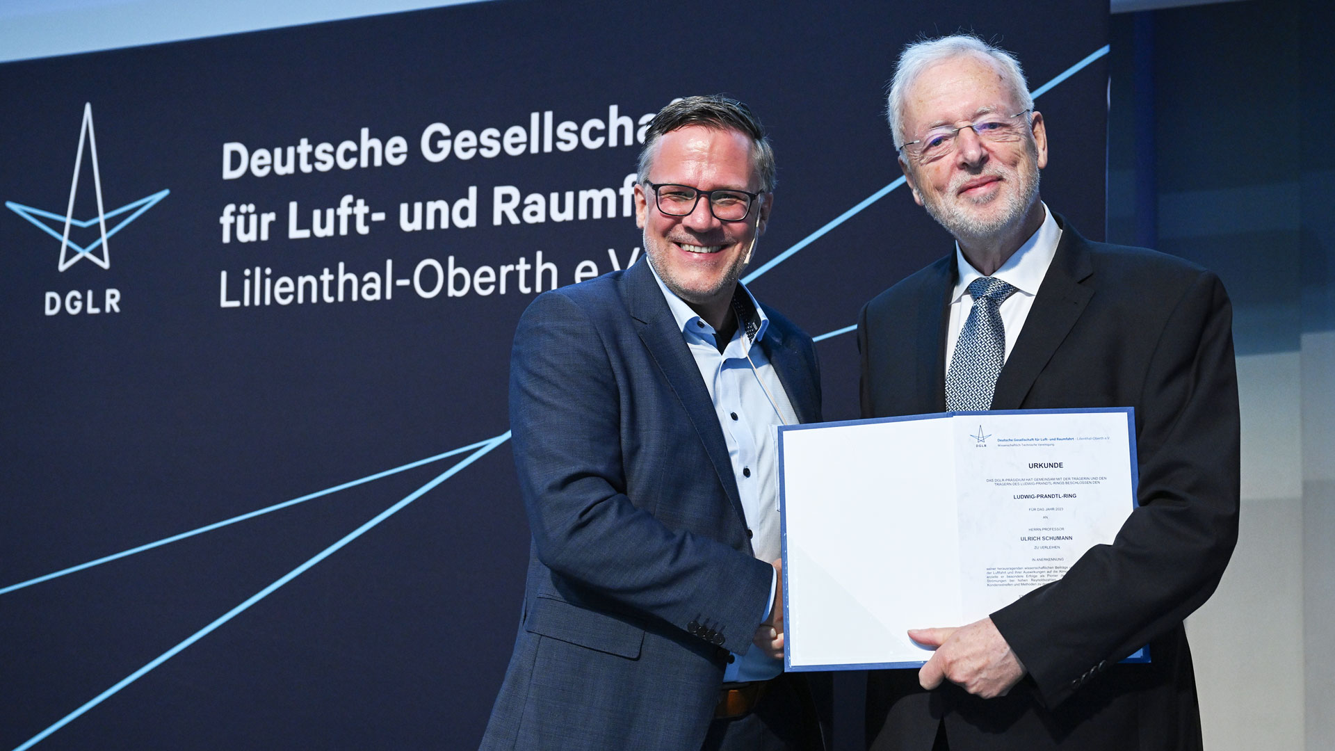 Prof. Ulrich Schumann (rechts), ehemaliger Leiter des DLR-Instituts für Physik der Atmosphäre, erhält den Ludwig-Prandtl-Ring von Roland Gerhards, Präsident der Deutschen Gesellschaft für Luft- und Raumfahrt (DGLR). Die Auszeichnung wurde im Rahmen des DLRK 2023 in Stuttgart vergeben. Die DGLR würdigte Schumanns „hervorragende eigene Arbeiten in den Flugwissenschaften in all ihren Disziplinen“.