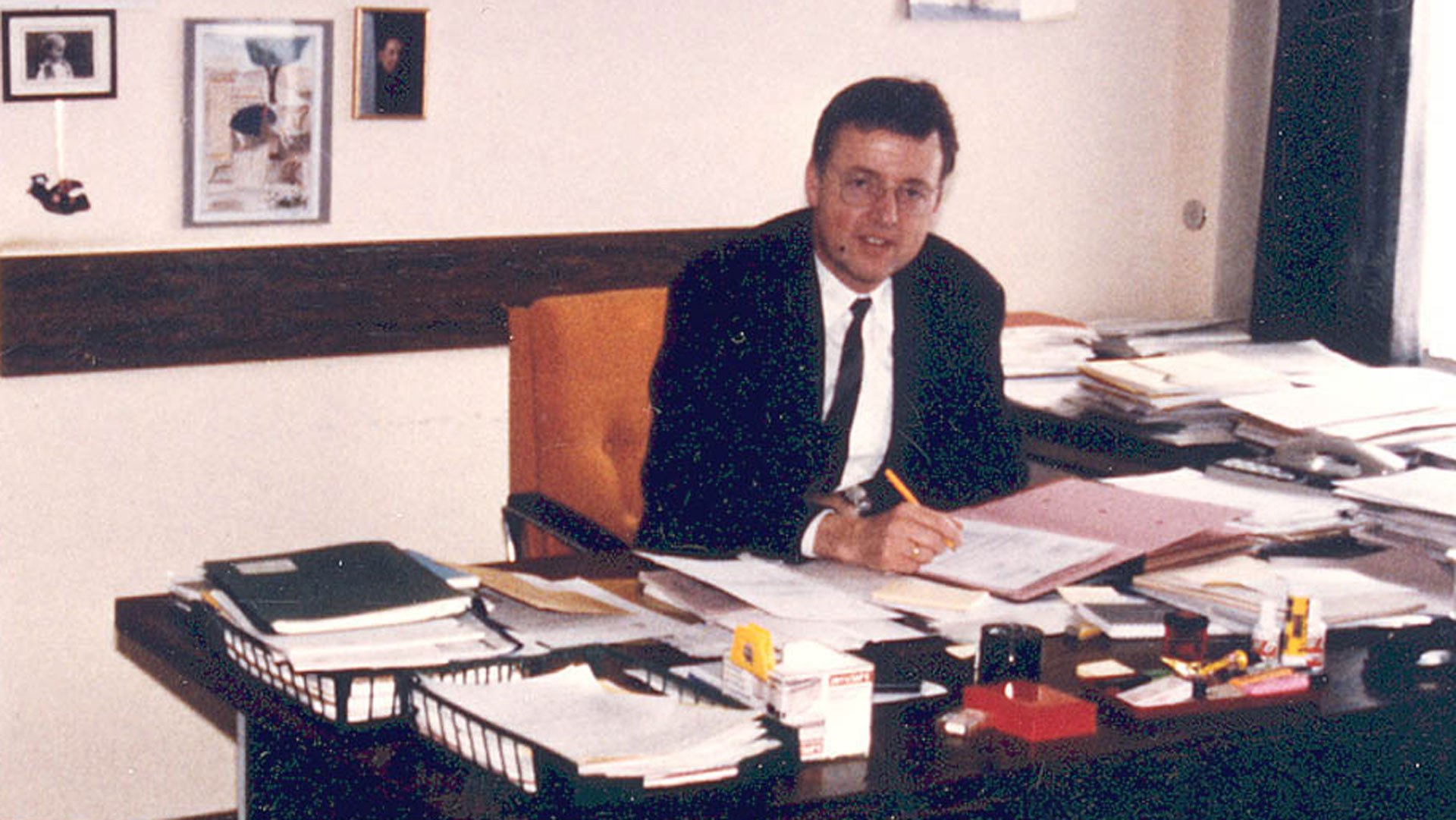 Das Bild aus dem Jahr 1990 zeigt Prof. Ulrich Schumann an seinem Schreibtisch. Ulrich Schumann übernahm im Jahr 1982 die Leitung des DLR-Instituts für Physik der Atmosphäre in Oberpfaffenhofen.
