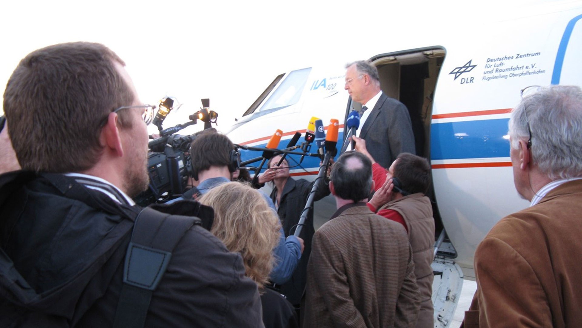 Der damalige Institutsdirektor Prof. Ulrich Schumann gab kurz nach der Rückkehr am DLR-Forschungsflugzeug Falcon erste Interviews. Im Jahr 2010 waren Mitarbeitende des DLR-Instituts für Physik der Atmosphäre mit der DLR-Falcon in die Aschewolke des isländischen Vulkans Eyjafjalla geflogen, um Messungen durchzuführen.