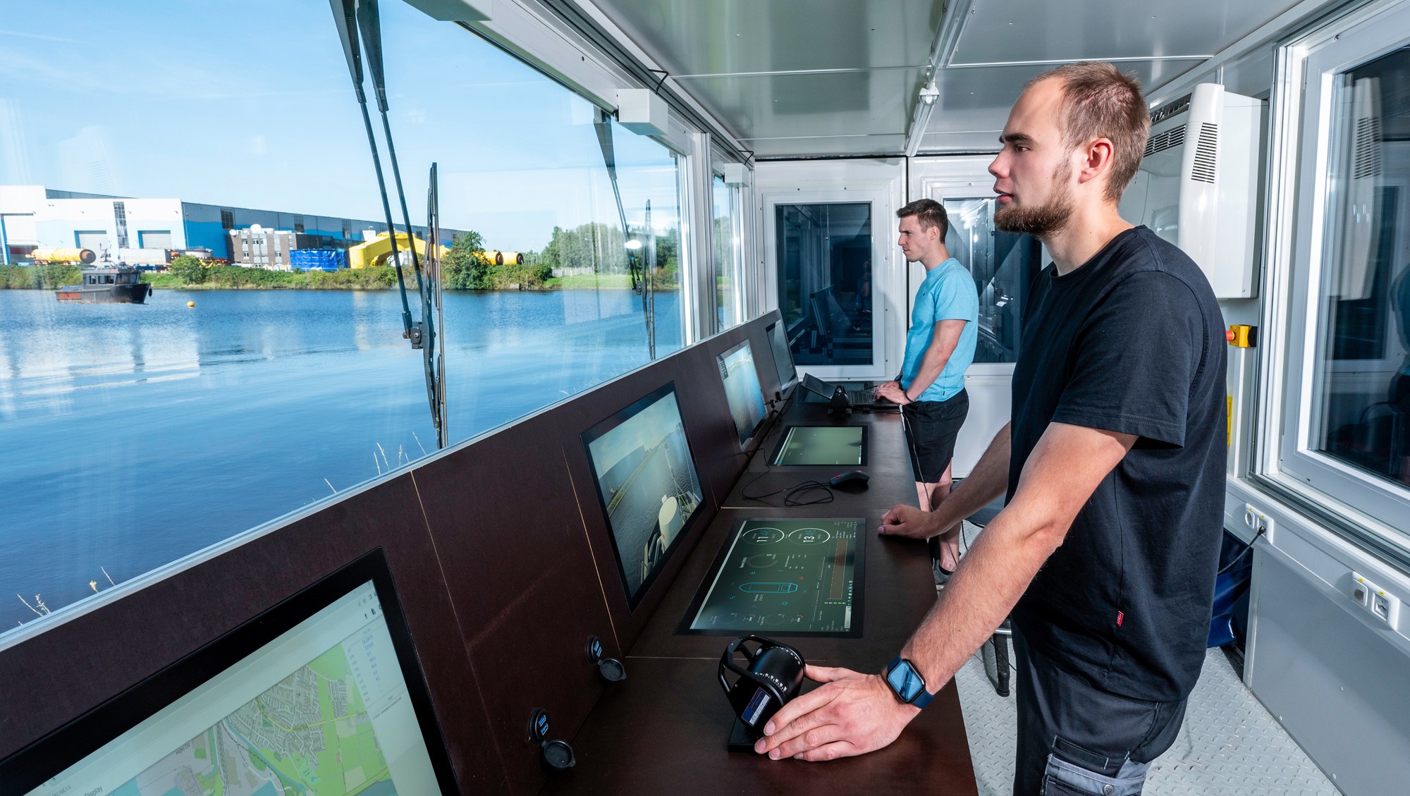 Die Forscher steuern das Schiff vom Land aus