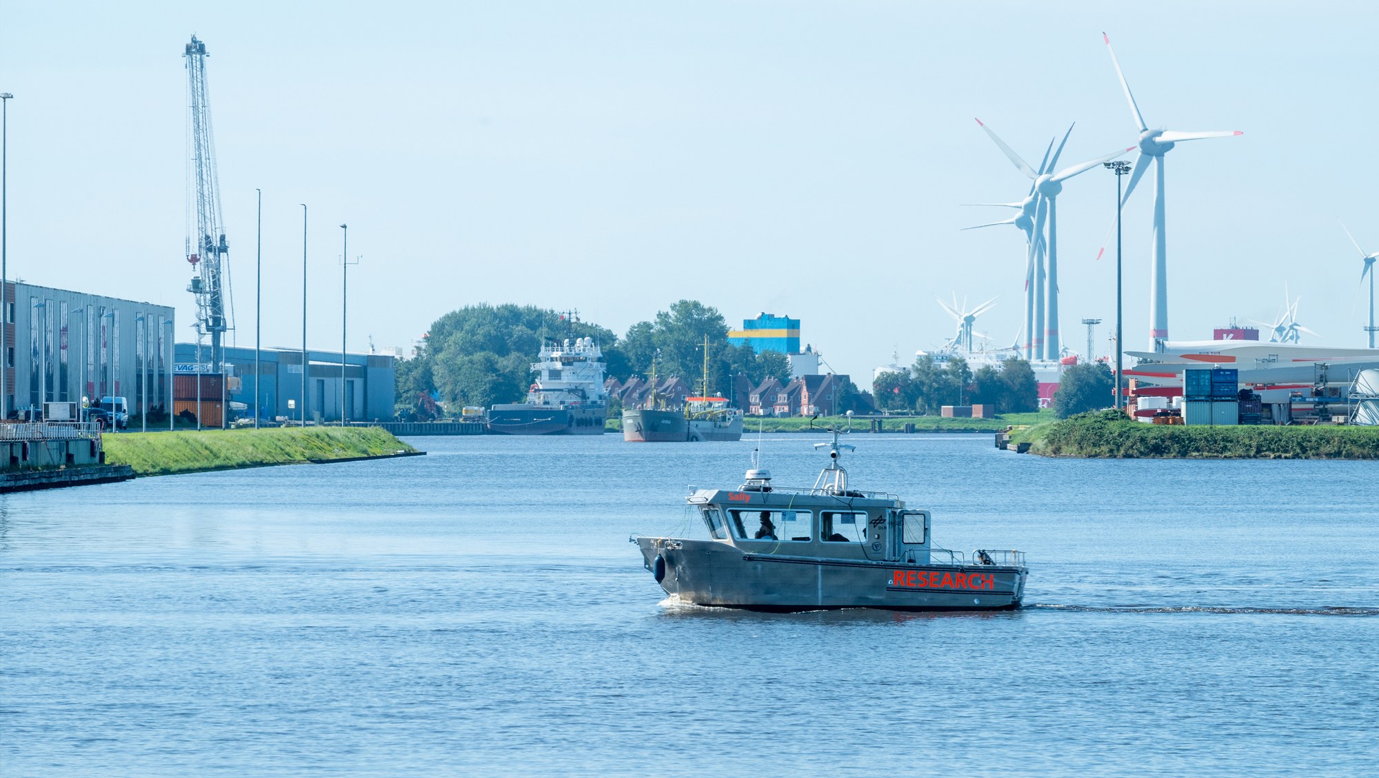 DLR-Forschungsboot „Sally“ im Emdener Hafen