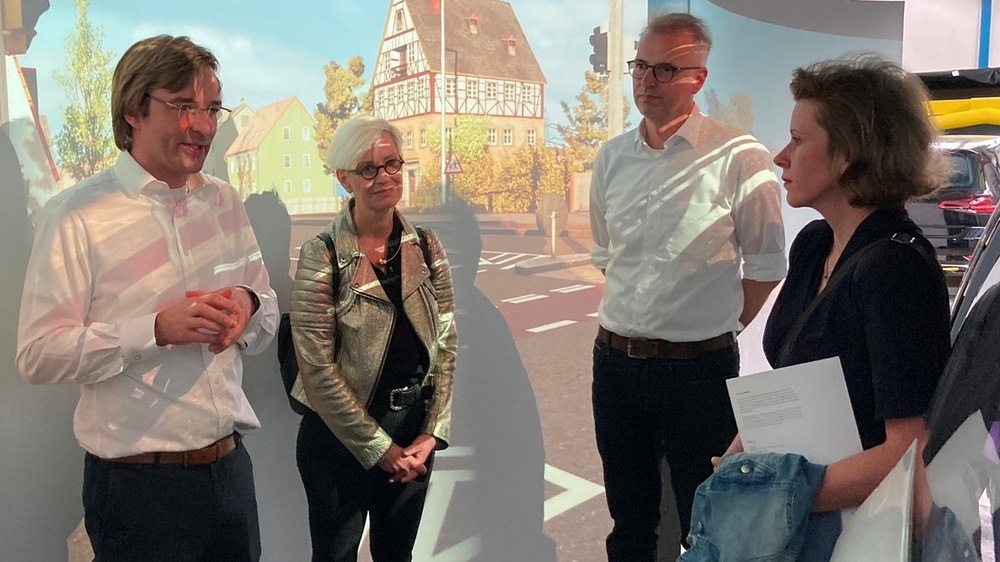 Bundestagsabgeordnete besucht das DLR in Braunschweig