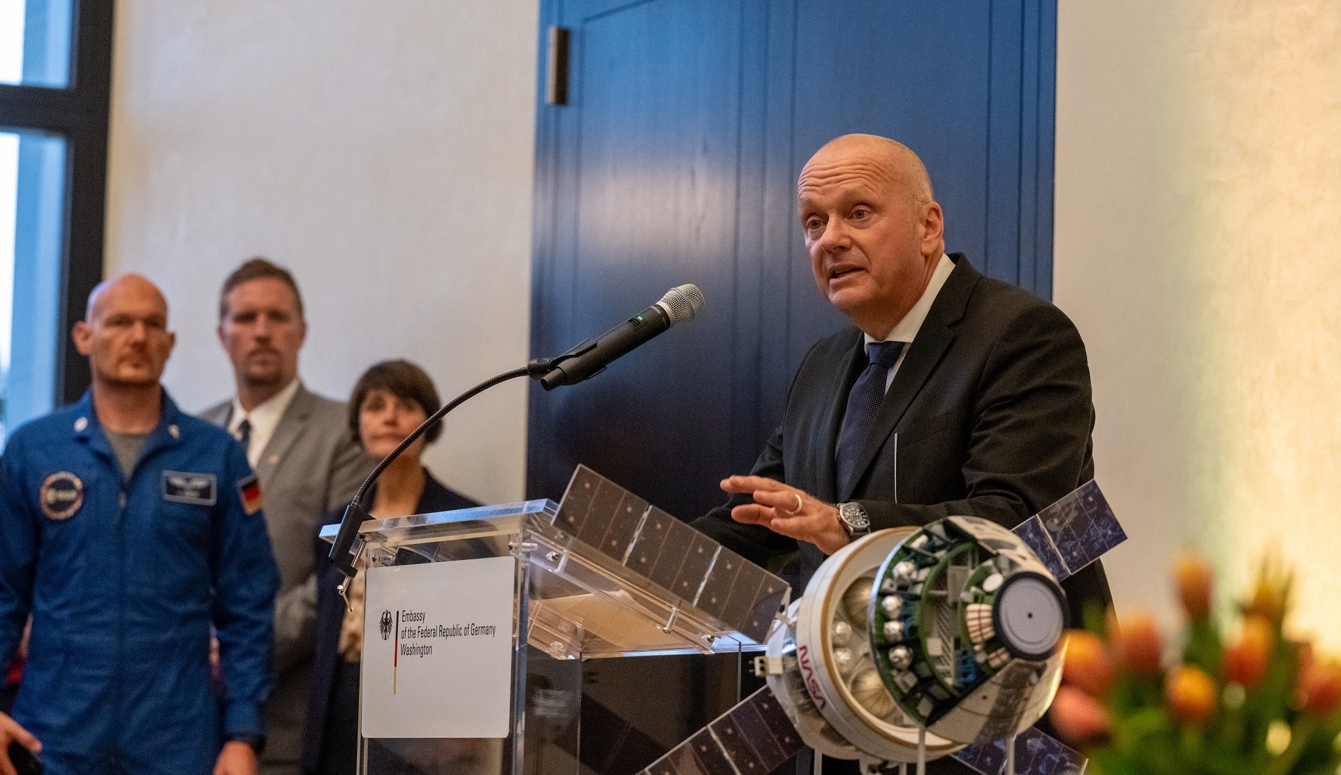 Andreas Michaelis heißt die Gäste in der Residenz des Deutschen Botschafters willkommen