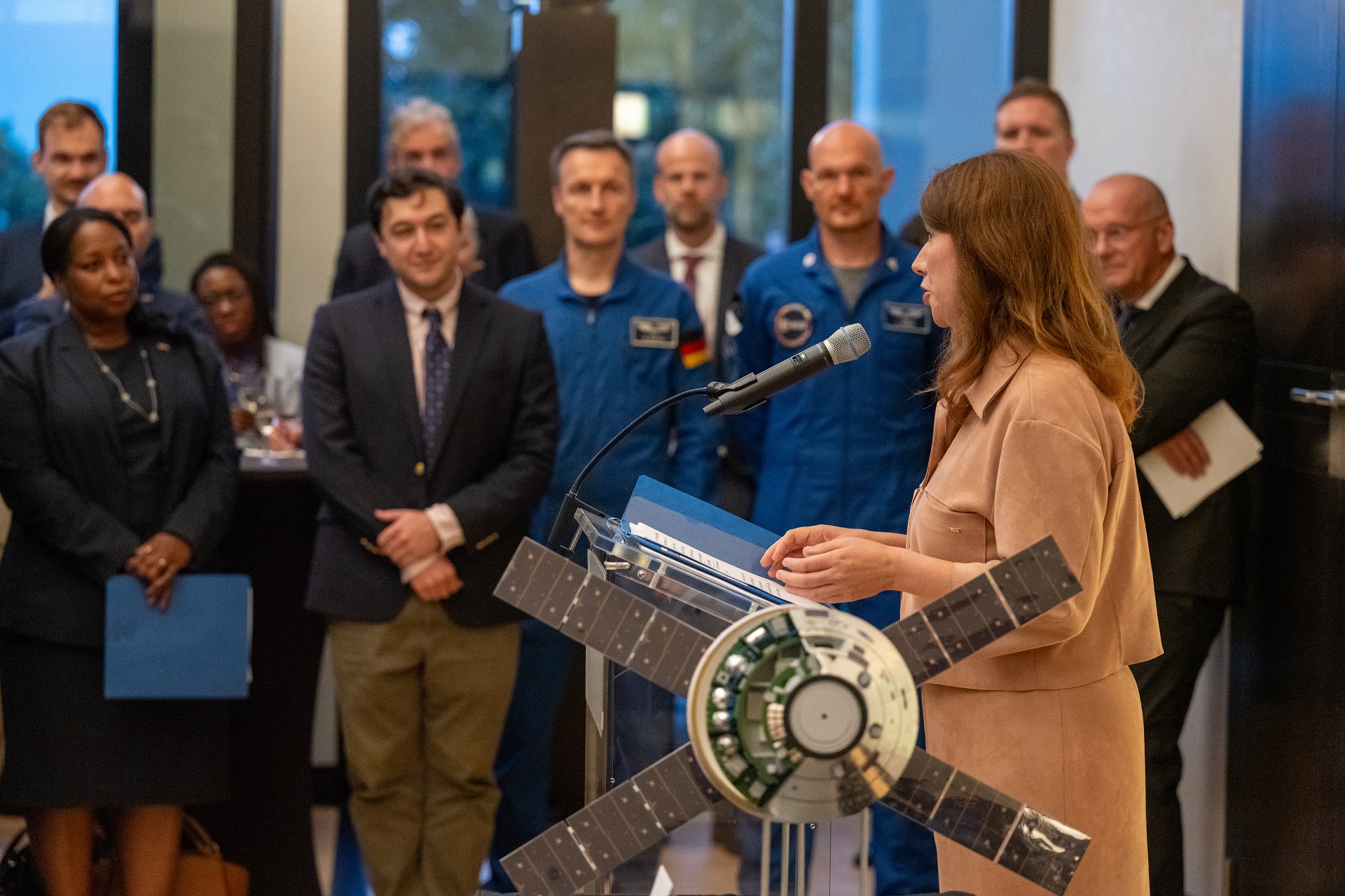 Anna Christmann bei der Unterzeichnung der Artemis Accords