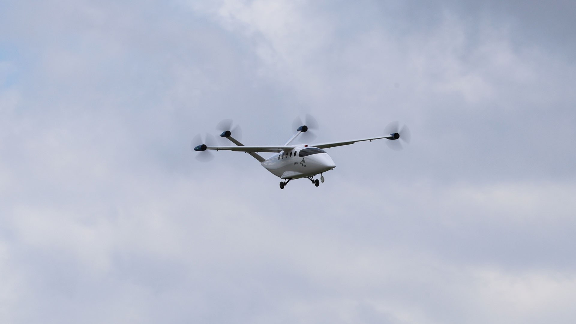 Der HyBird ist ein Hochdecker mit jeweils einem großen Propeller an den Flügelspitzen (Wing-Tip-Propeller) sowie an den Enden des V-Leitwerks.
