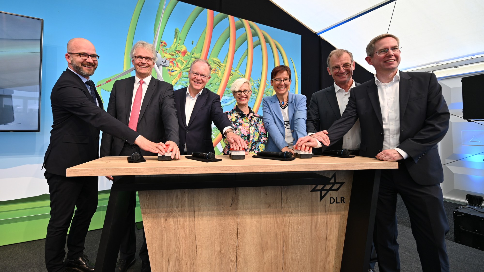 Bei der Eröffnung des Forschungsparks Windenergie WiValdi am 15. August 2023. Rüdiger Eichel, Leiter Abteilung 1 „Forschung, Innovation, Europa“ im Niedersächsischen Ministerium für Wissenschaft und Kultur, Prof. Dr.-Ing. Karsten Lemmer, Mitglied des DLR-Vorstands und verantwortlich für den Bereich „Innovation, Transfer und wissenschaftliche Infrastrukturen“, der niedersächsische Ministerpräsident Stephan Weil, Prof. Dr.-Ing. Anke Kaysser-Pyzalla, DLR-Vorstandsvorsitzende, Dr. Jürgen Zeschky, CEO bei ENERCON, und Dr. Stephan Barth, Geschäftsführer ForWind – Zentrum für Windenergieforschung der Universitäten Oldenburg, Hannover und Bremen
