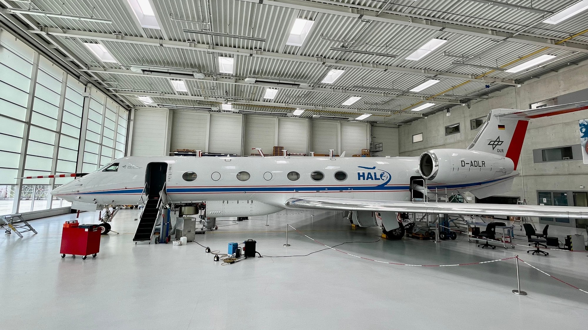 Das Bild zeigt das Forschungsflugzeug HALO des DLR im Hangar bei den Vorbereitungen für die Atmosphärenforschungskampagne PHILEAS