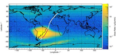 Daten des DLR-Satelliten Eu:CROPIS zeigen beispielhaft in 600 Kilometern Höhe die Südatlantische Anomalie (gelb). Die Flugroute führte in 13 Kilometern Höhe direkt durch diesen geografischen Bereich (rot markiert).