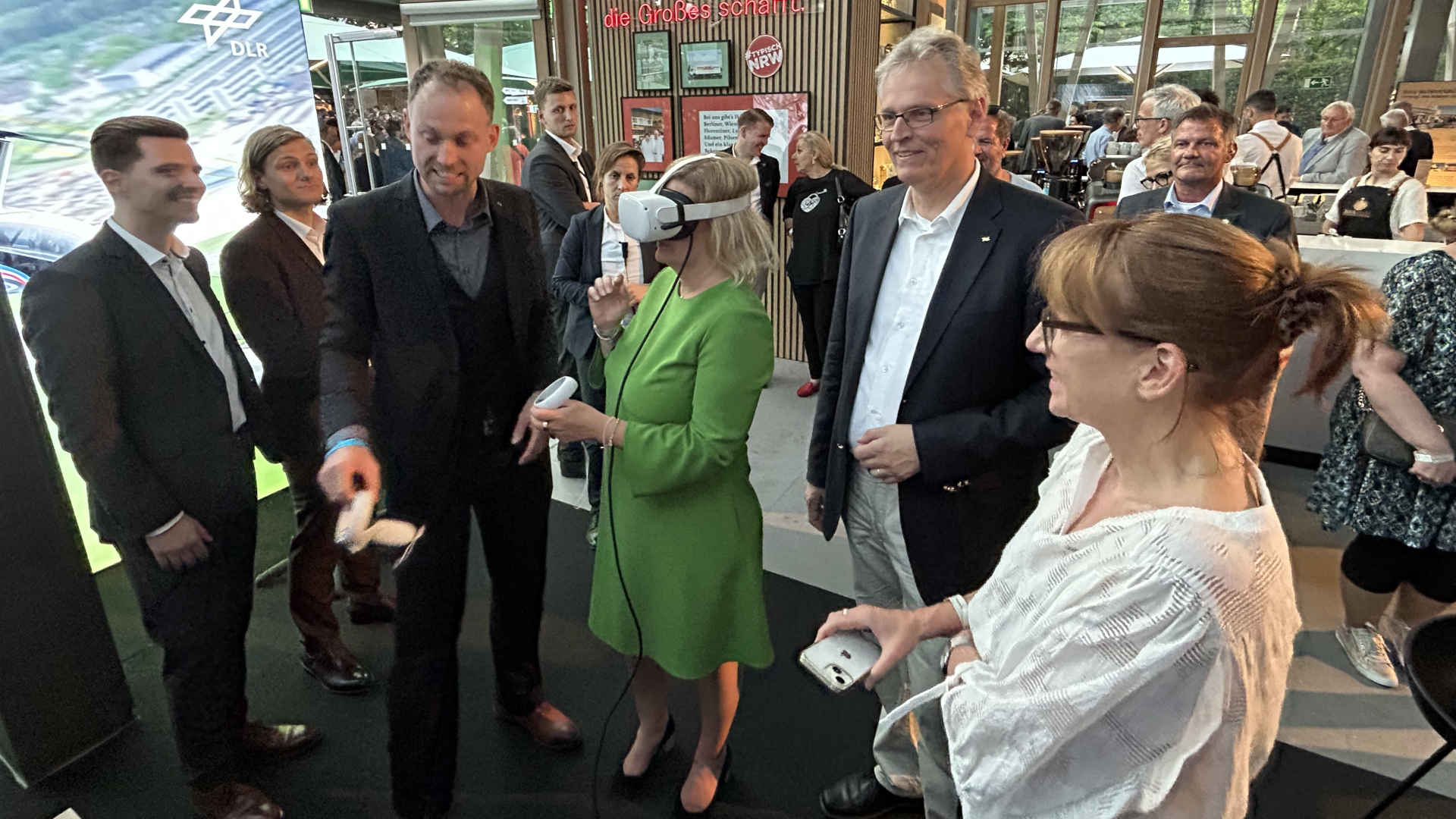 Leiter des DLR_School_Lab Berlin zeigt den virtuellen Mond-Spaziergang