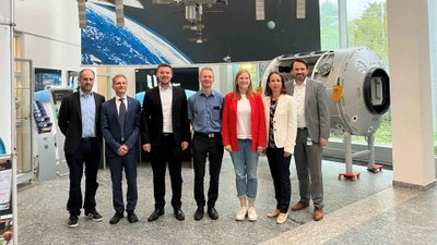 Gruppenbild im Raumfahrtkontrollzentrum
