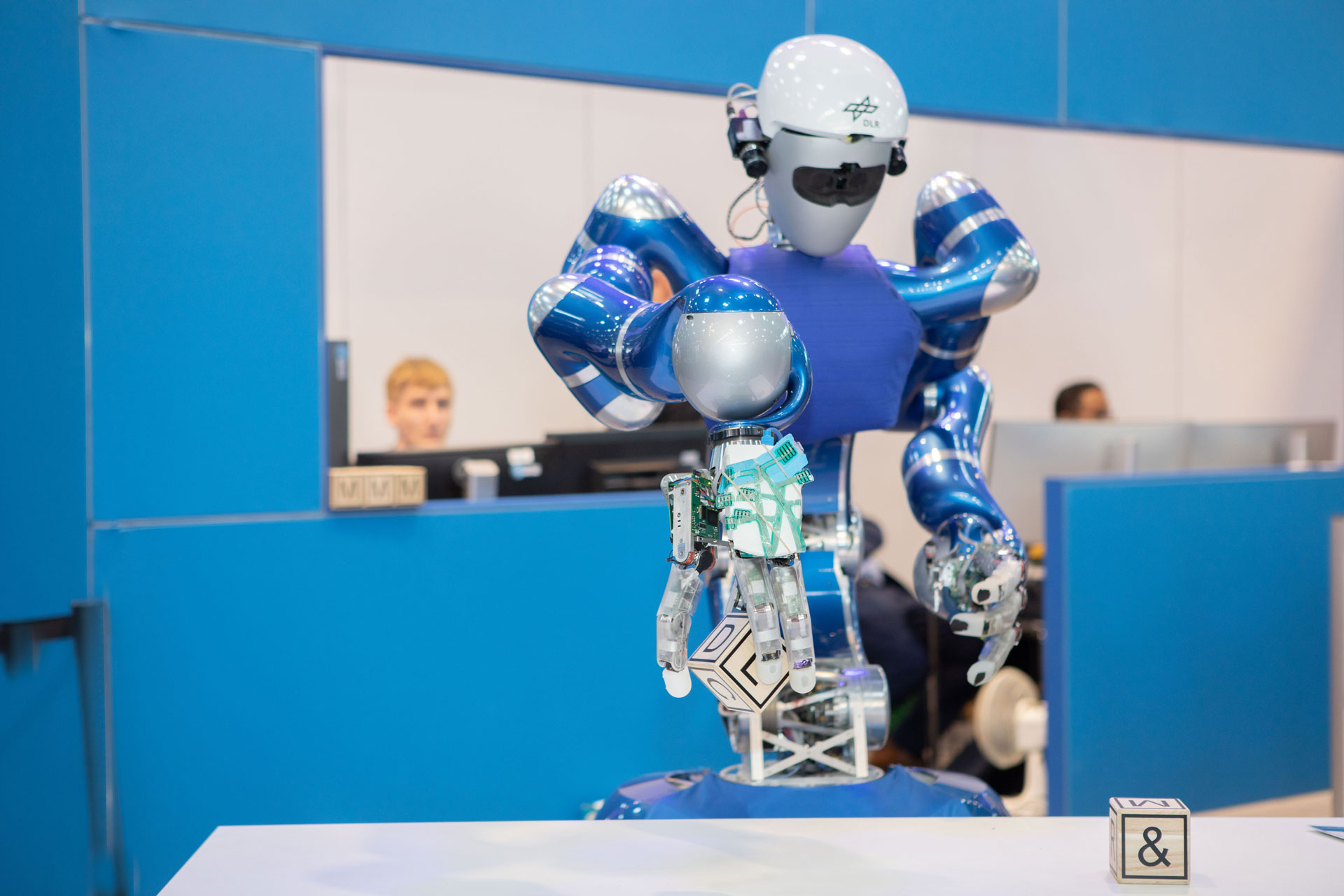 Agile Justin nimmt Gegenstände wahr und koordiniert die zwölf Gelenke seiner Hand, um die Gegenstände fingerfertig zu handhaben. Das hat er unter anderem bei der automatica Messe in München gezeigt.