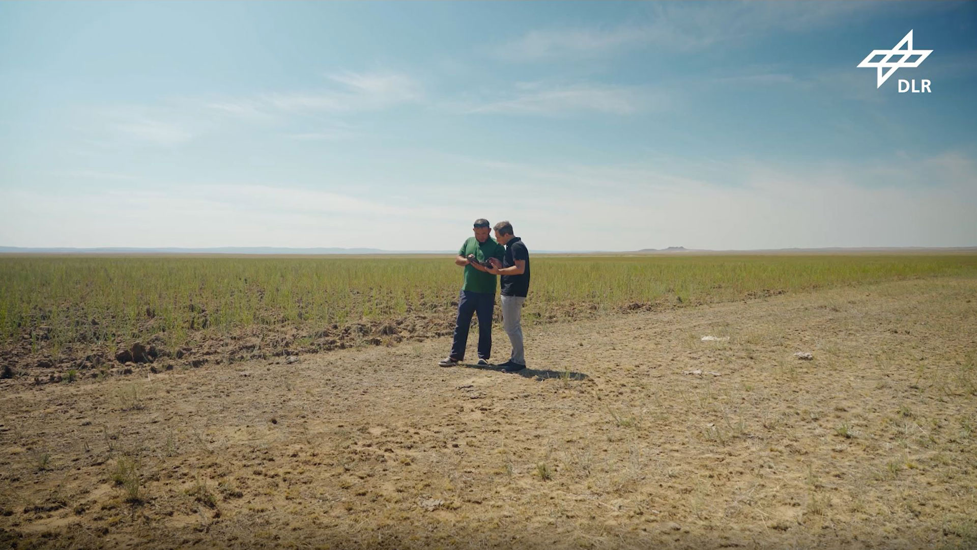 Fachleute vor Ort in Kasachstan tragen ihre Beobachtungen in eine App ein. Unter anderem erfassen sie so die Größe der betroffenen Fläche, die Heuschreckenart, ihr Entwicklungsstadium und die Heuschrecken-Anzahl pro Quadratmeter.