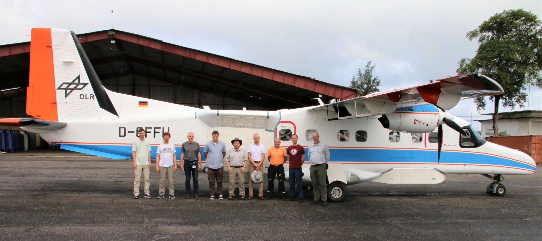 Das DLR-Team steht vor dem Forschungsflugzeug Dornier Do 228 D-CFFU