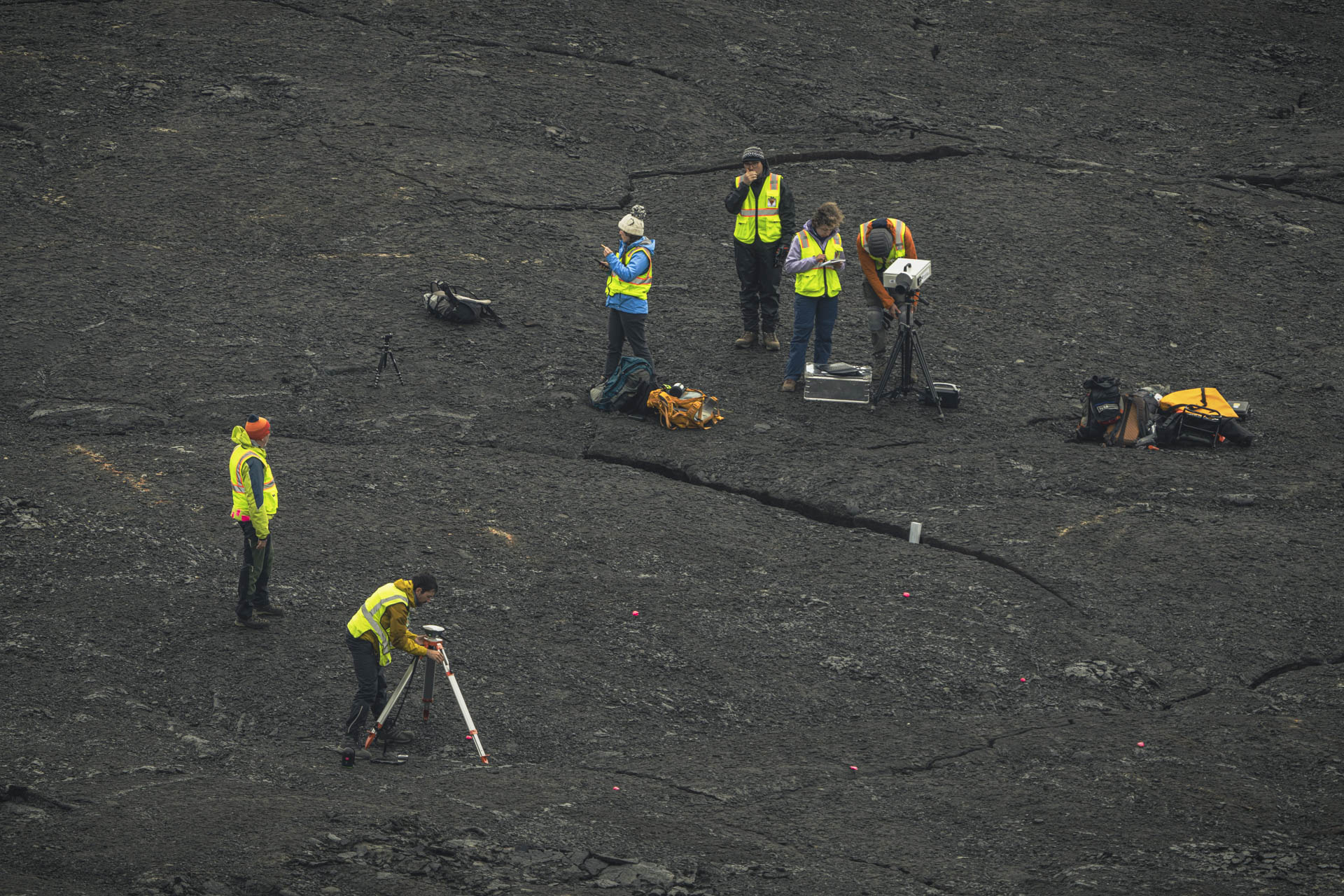 Das Bodenteam der VERITAS-Expedition arbeitet auf dem abgekühlten Lavastrom