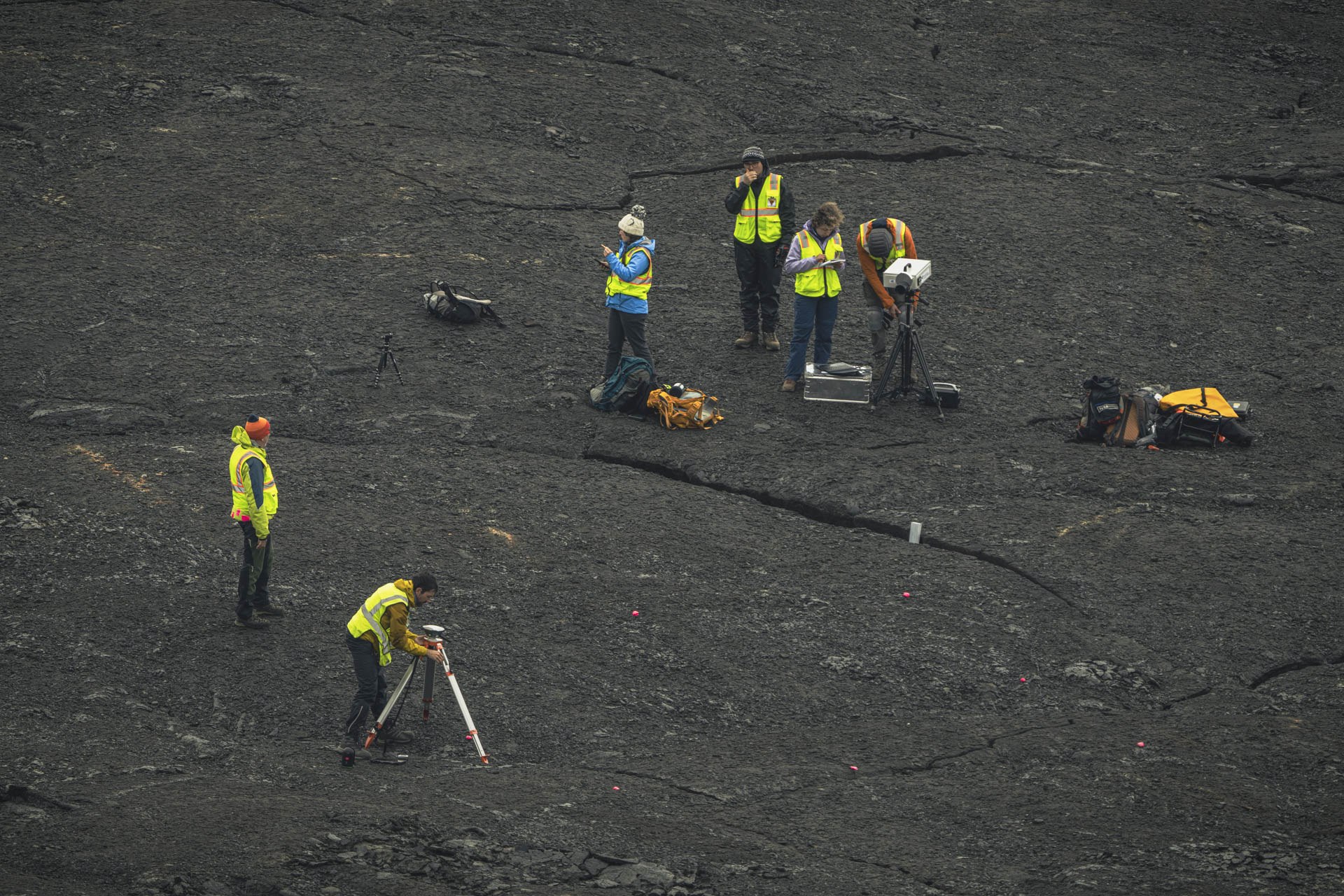 Das Bodenteam der VERITAS-Expedition arbeitet auf dem abgekühlten Lavastrom