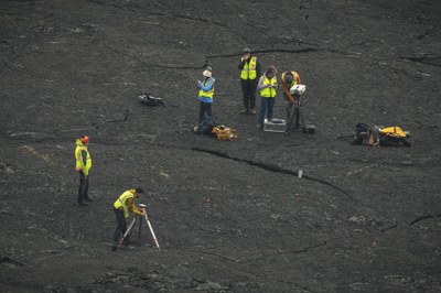 Das Bodenteam der VERITAS-Expedition arbeitet auf dem abgekühlten Lavastrom
