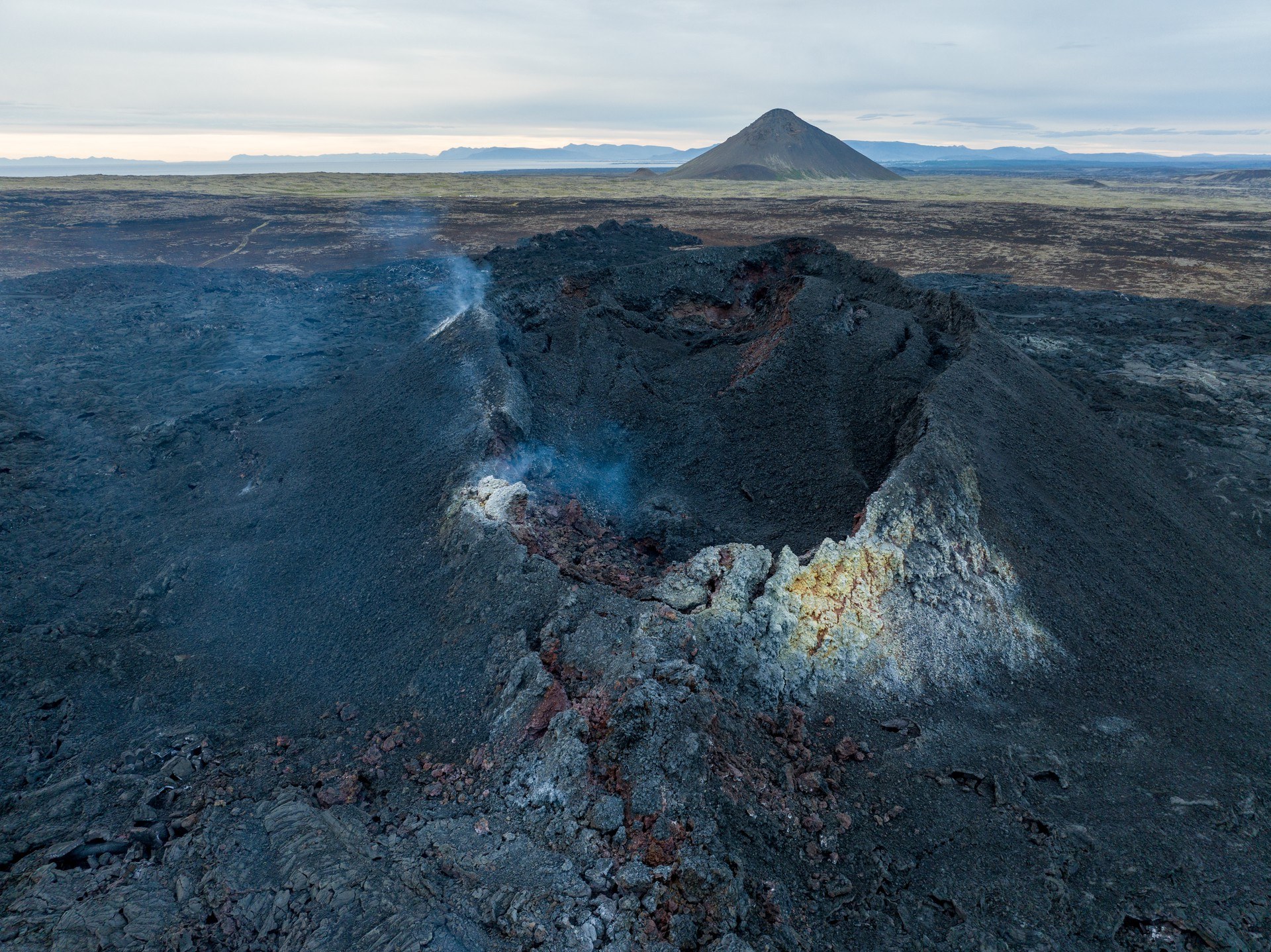 Das Bild zeigt den kleinen Krater des jüngsten Ausbruchs des Litli-Hrútur auf der Halbinsel Reykjanes.