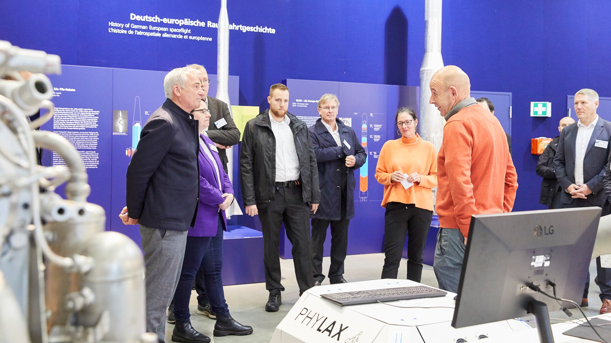 Das Bild zeigt die CDU-Delegation während der Vorstellung des Projekts Phylax beim DLR Lampoldshausen.