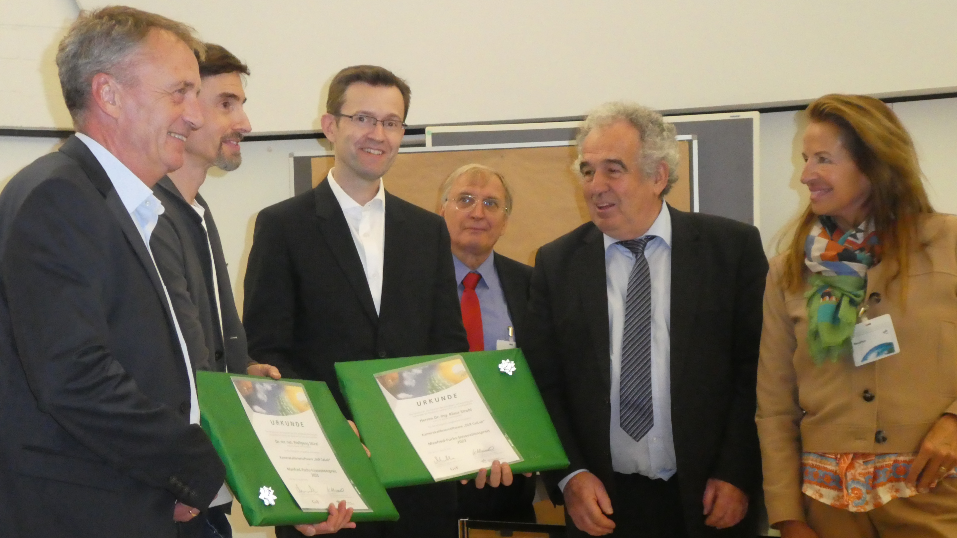 Gruppenfoto zur Preisverleihung des Manfred-Fuchs-Preises 2023 an Klaus Strobl und Wolfgang Stürzl