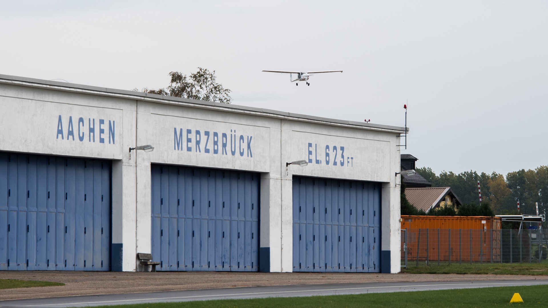 Anflug des Elektroflugzeugs Pipistrel auf Flughafen Aachen-Merzbrück