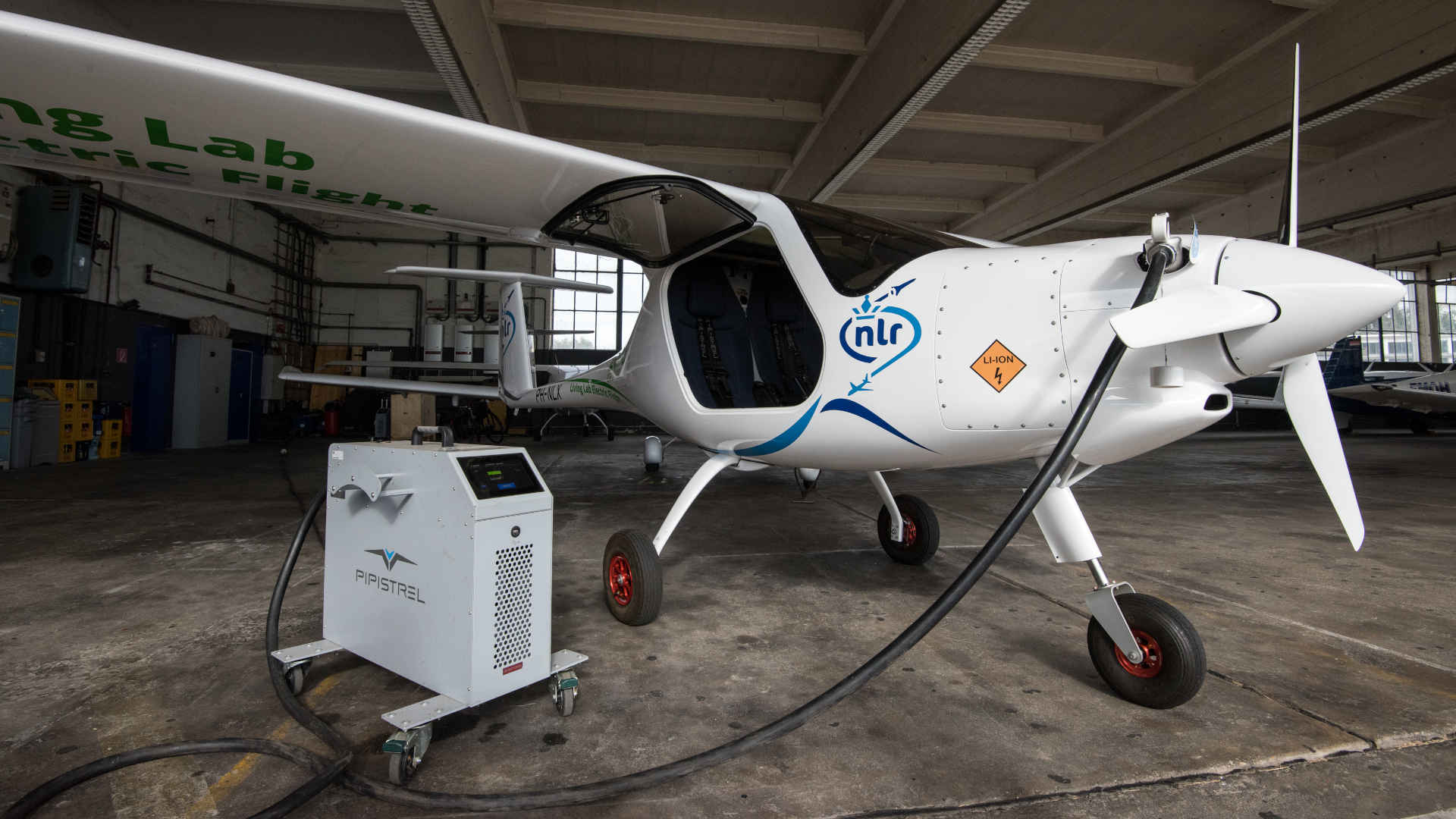 Elektroflugzeug Pipistrel wird für den Rückflug aufgetankt