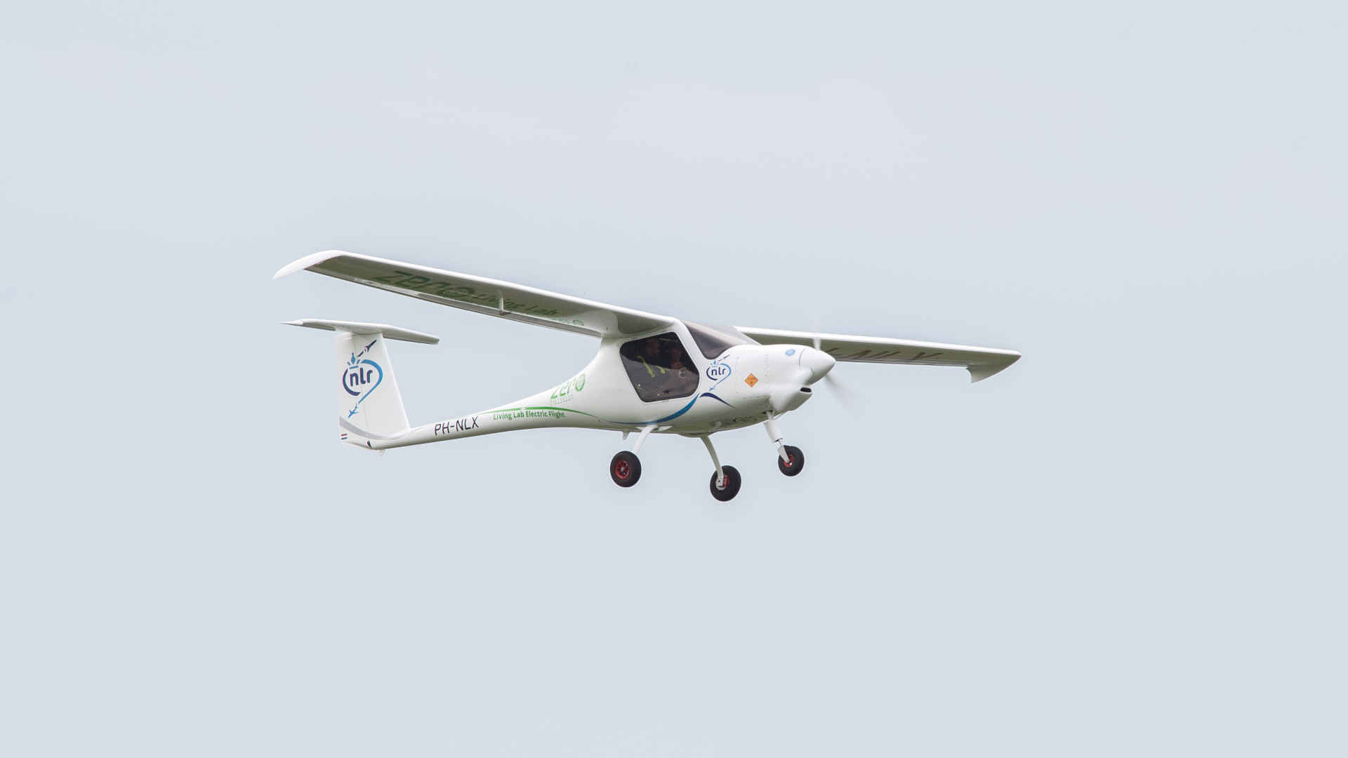 Elektroflugzeug Pipistrel im Flug