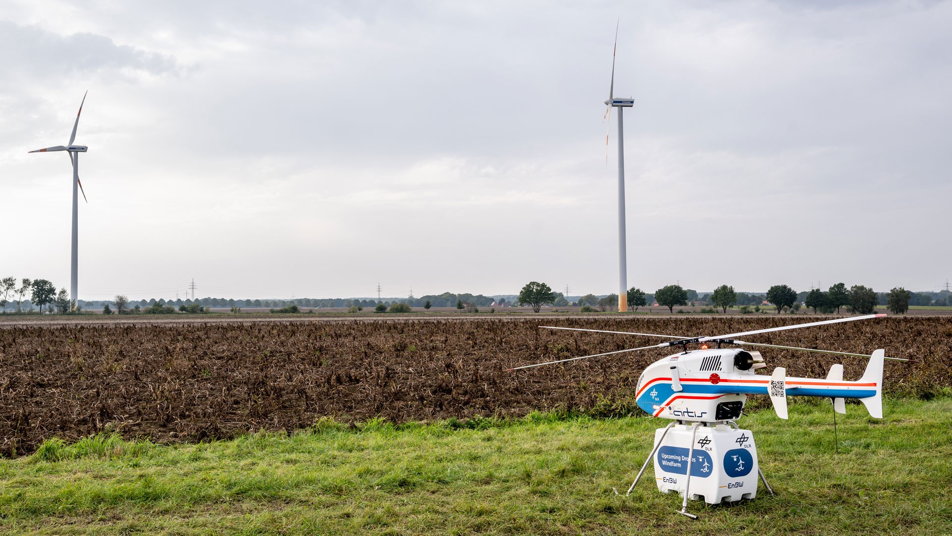 Das DLR untersucht gemeinsam mit dem Energieunternehmen EnBW, ob die Logistik zu Windkraftanlagen auf hoher See mit dem Einsatz von Drohnen vereinfacht werden kann. Für Flugversuche haben Forschende aus dem DLR-Institut für Flugsystemtechnik den unbemannten DLR-Hubschrauber superARTIS eingesetzt.