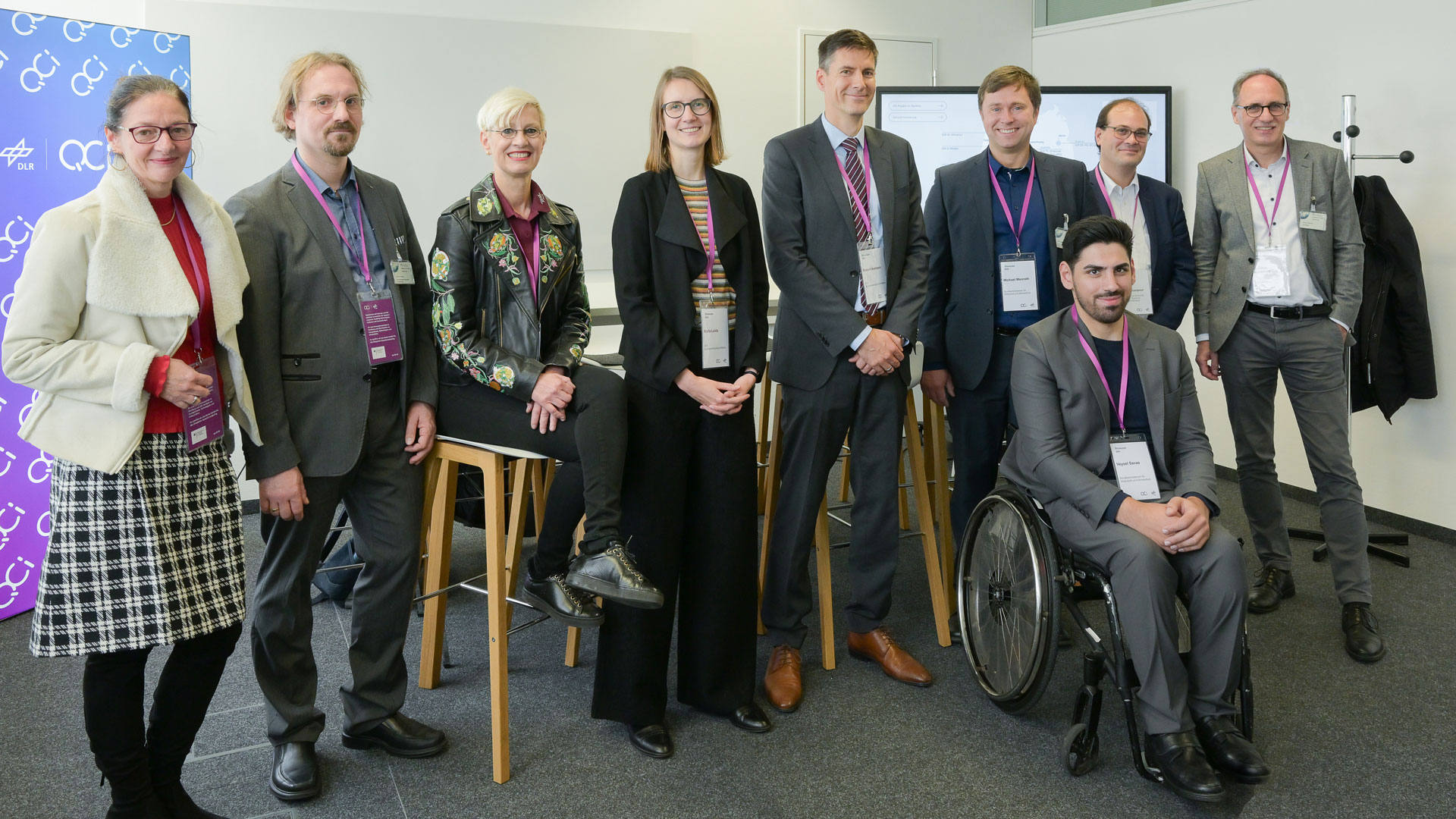 Zum DLR QCI Showcase im Innovationszentrum Ulm kamen auch (von links): Dr. Anke Kovar (Leiterin der DLR-Standorte Süd-West), Dr. Michael Scharnberg (BMWK), Prof. Dr.-Ing. Anke Kaysser-Pyzalla (DLR-Vorstandsvorsitzende), Dr. Karla Loida (DLR QCI), Dr. Robert Axmann (Leiter DLR QCI), Dr. Michael Menrath (BMWK), Veysel Savas (BMWK), Mehran Ghahremanpour (Wirtschaftsministerium Baden-Württemberg), Prof. Joachim Ankerhold (QuantumBW)