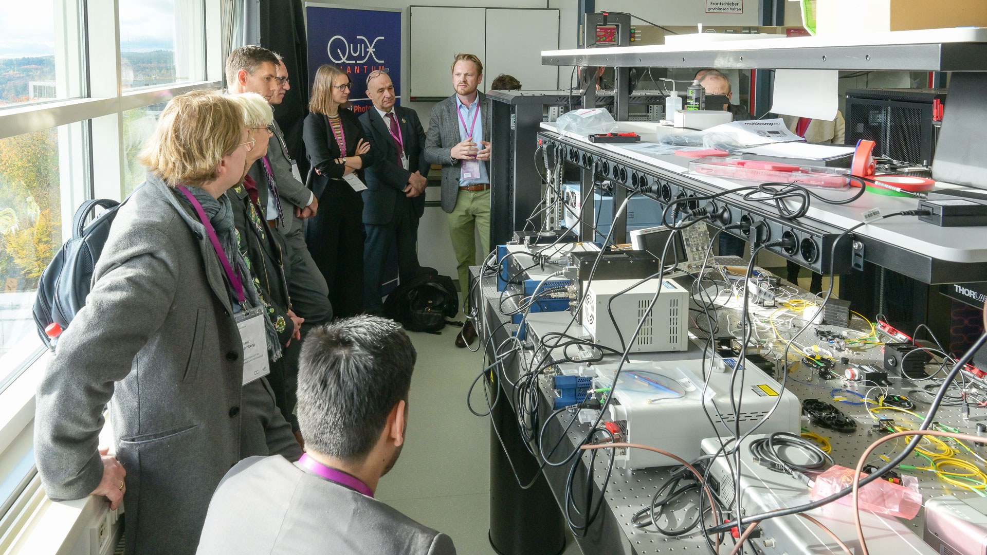 Stefan Hengesbach von QuiX Quantum (rechts) informiert im Labor am Innovationszentrum über photonische Quantencomputer.