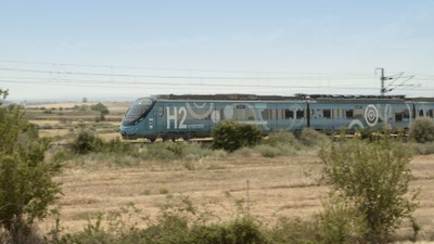 Im Verbundprojekt FCH2Rail wurde ein dreiteiliger Triebzug der spanischen Baureihe CIVIA mit einem neuartigen Hybridantrieb mit Brennstoffzellen und Batterien ausgerüstet.