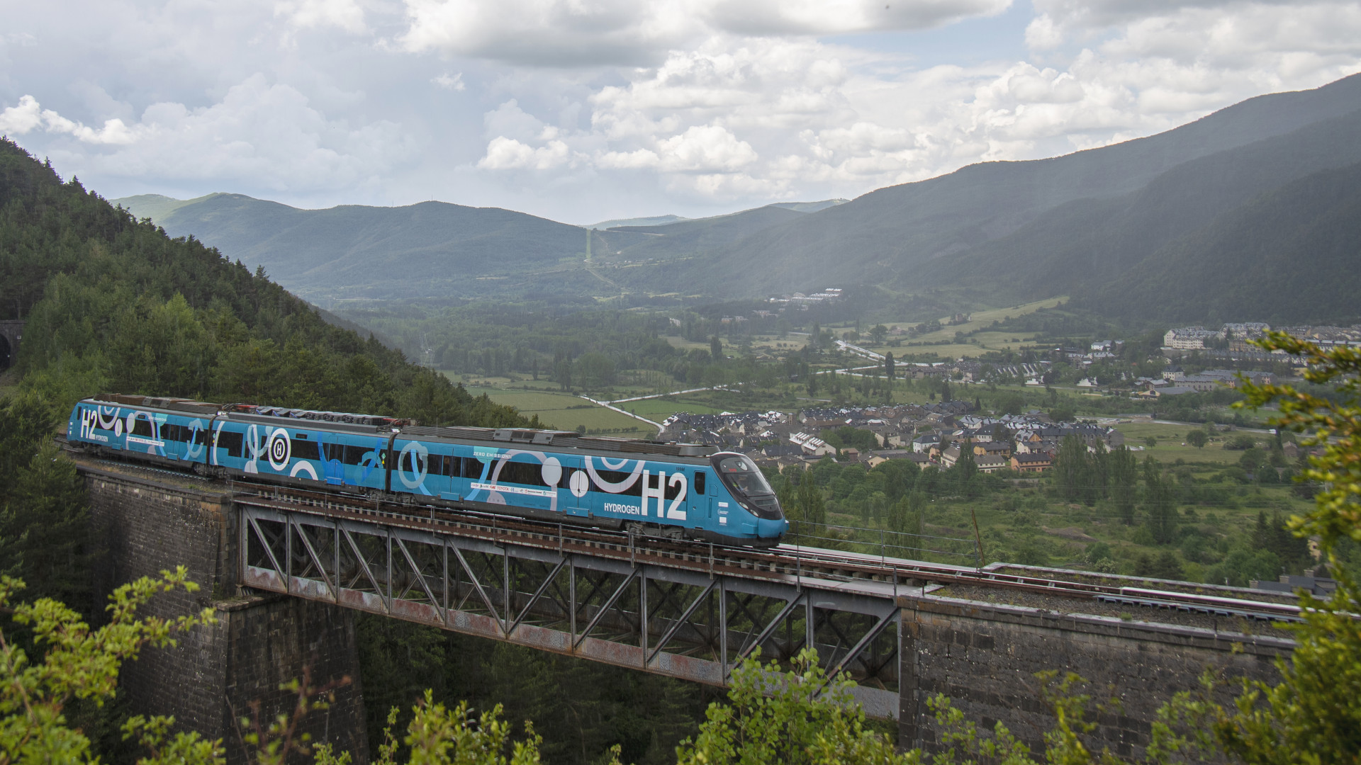 Der FCH2Rail-Wasserstoffzug auf seiner ersten Überlandfahrt in die Pyrenäen.
