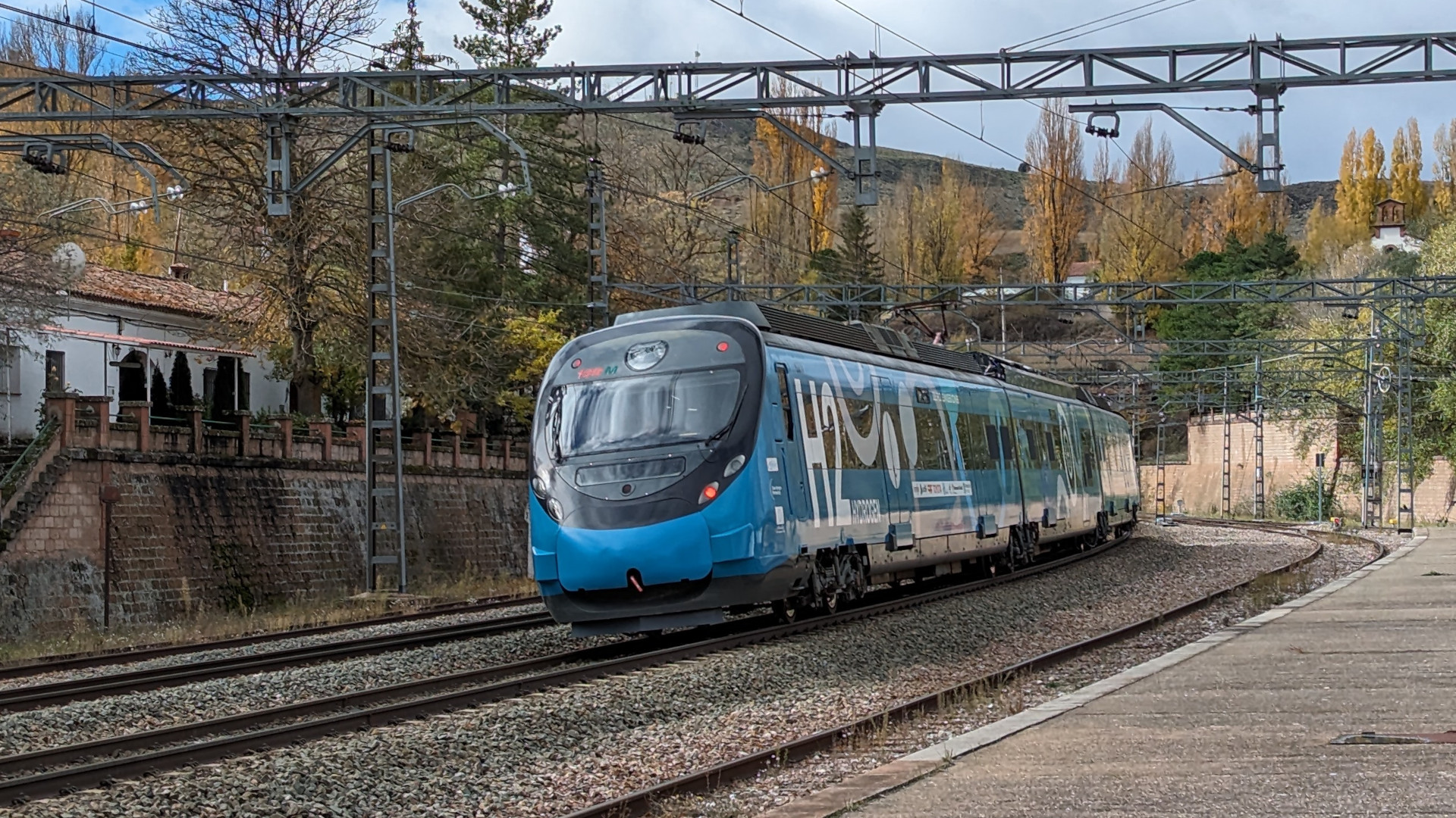 Spaniens erster Wasserstoffzug auf Testfahrt zwischen Torralba und Soria.
