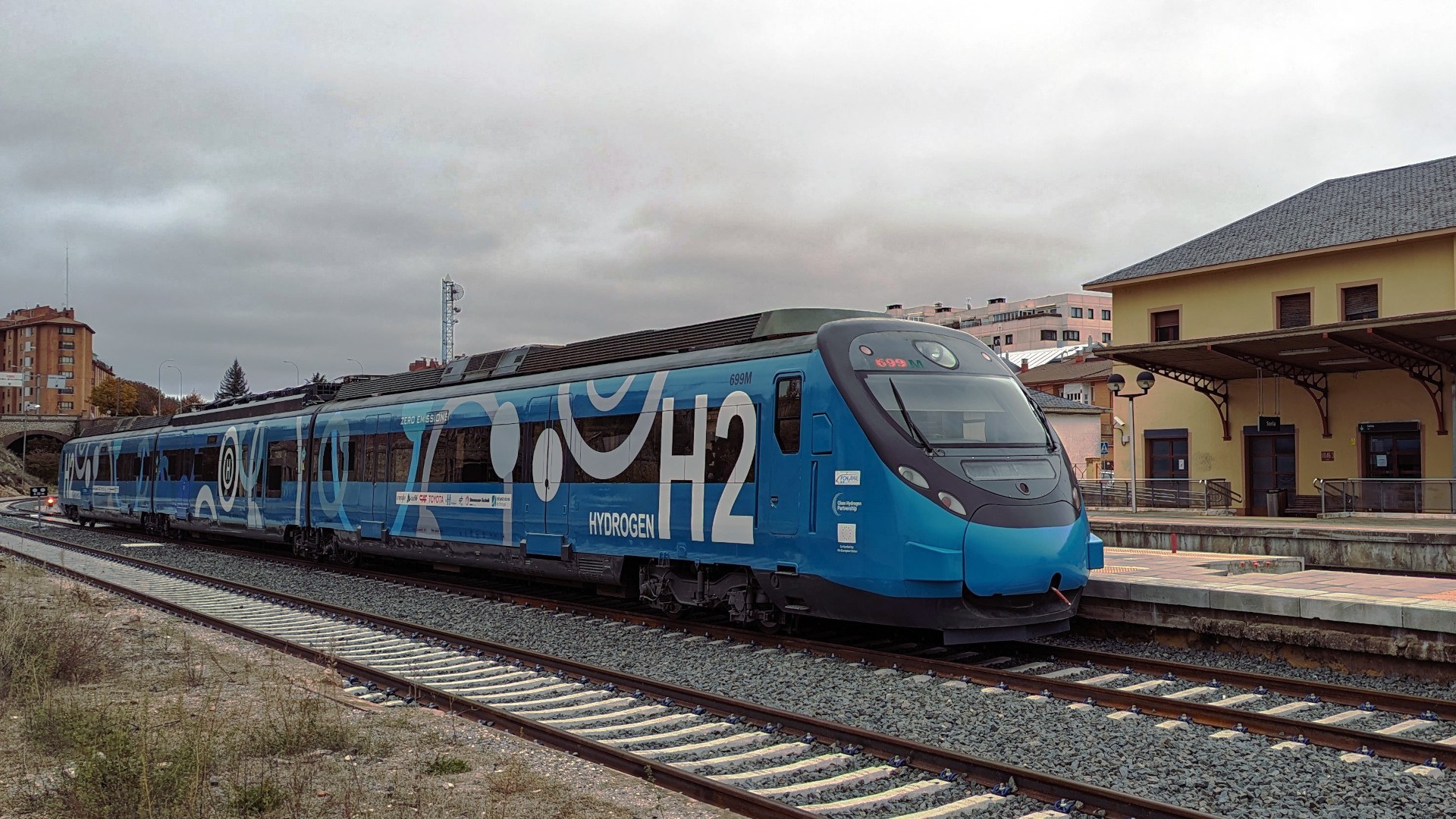 Der FCH2-Rail-Zug fährt mit seinem neuartigen Bi-Mode-Hybridantrieb auch auf Strecken ohne Oberleitung elektrisch.