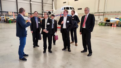Rundgang im Hangar