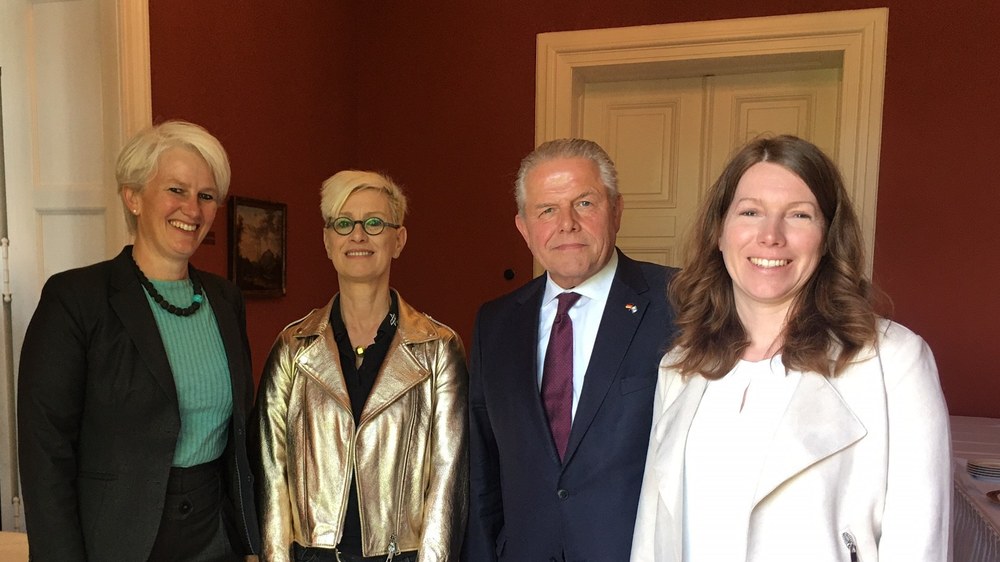 Gruppenbild: Von links: Dr. Sabine Klauke, Vizepräsidentin des Bundesverbands der Deutschen Luft- und Raumfahrtindustrie e.V., Prof. Dr.-Ing. Anke Kaysser-Pyzalla, Vorstandsvorsitzende des DLR, Klaus-Peter Willsch MdB, Dr. Anna Christmann MdB, Koordinatorin der Bundesrepublik für Luft- und Raumfahrt