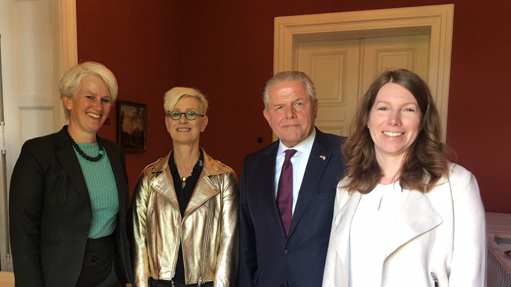 Gruppenbild: Von links: Dr. Sabine Klauke, Vizepräsidentin des Bundesverbands der Deutschen Luft- und Raumfahrtindustrie e.V., Dr.-Ing. Anke Kaysser-Pyzalla, Vorstandsvorsitzende des DLR, Klaus-Peter Willsch MdB, Dr. Anna Christmann MdB, Koordinatorin der Bundesrepublik für Luft- und Raumfahrt
