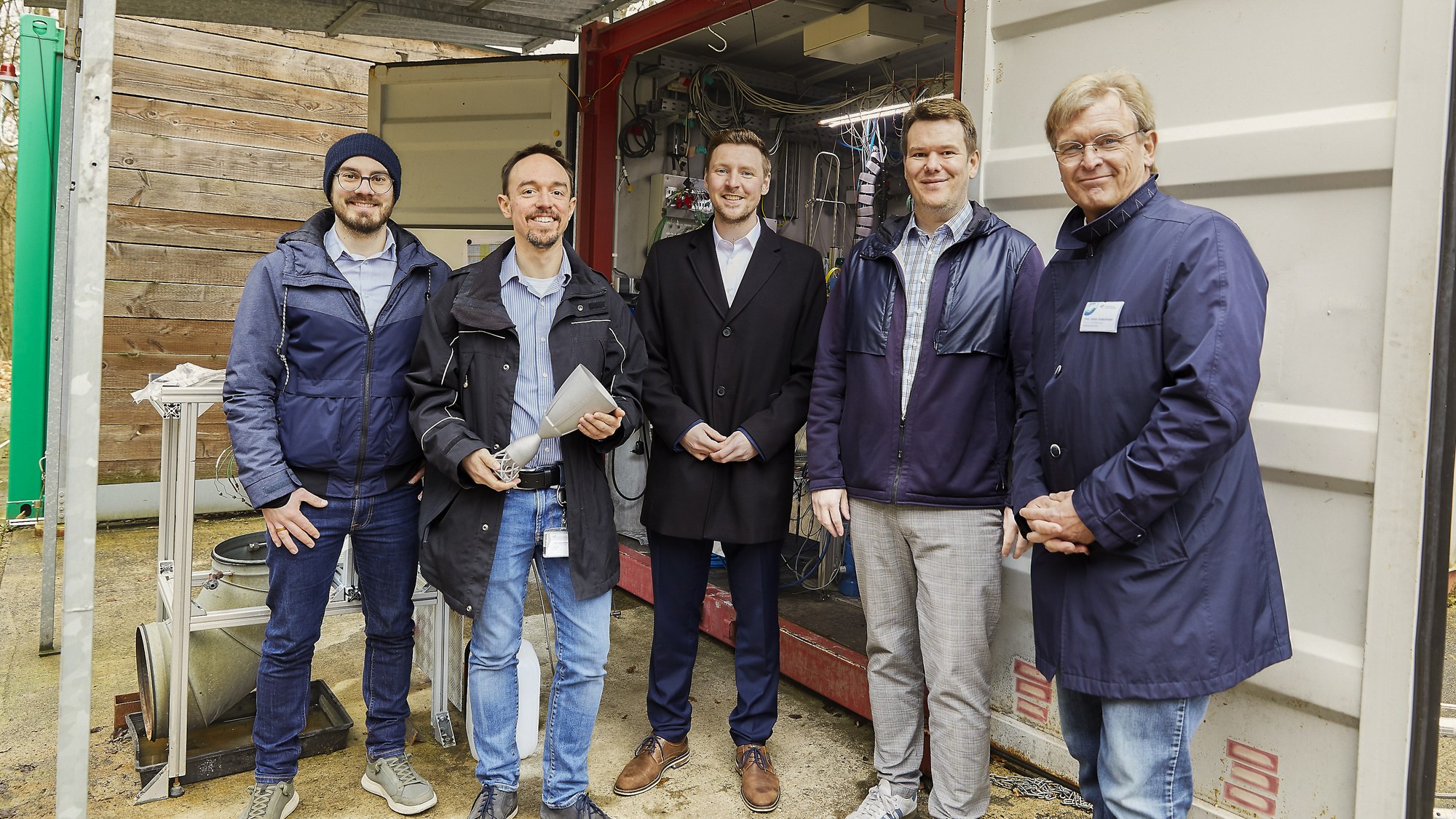 Die Gäste besuchen den Forschungsprüfstand M11 und informierten sich über aktuelle und zukünftige Antriebskonzepte des DLR Lampoldshausen.