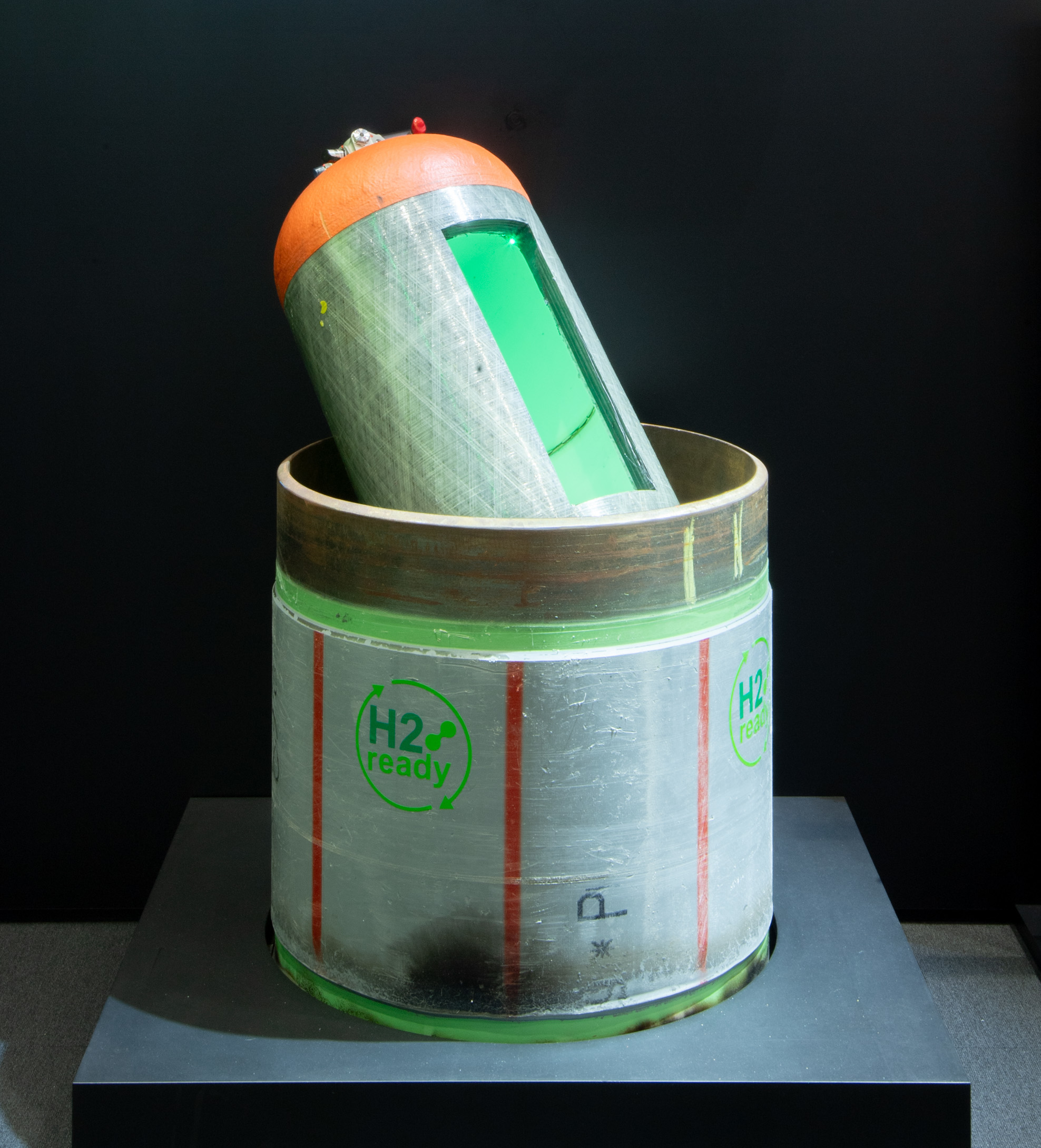 H2-ready Rohrsegment mit eingestelltem, aufgeschnittenem Wasserstofftank