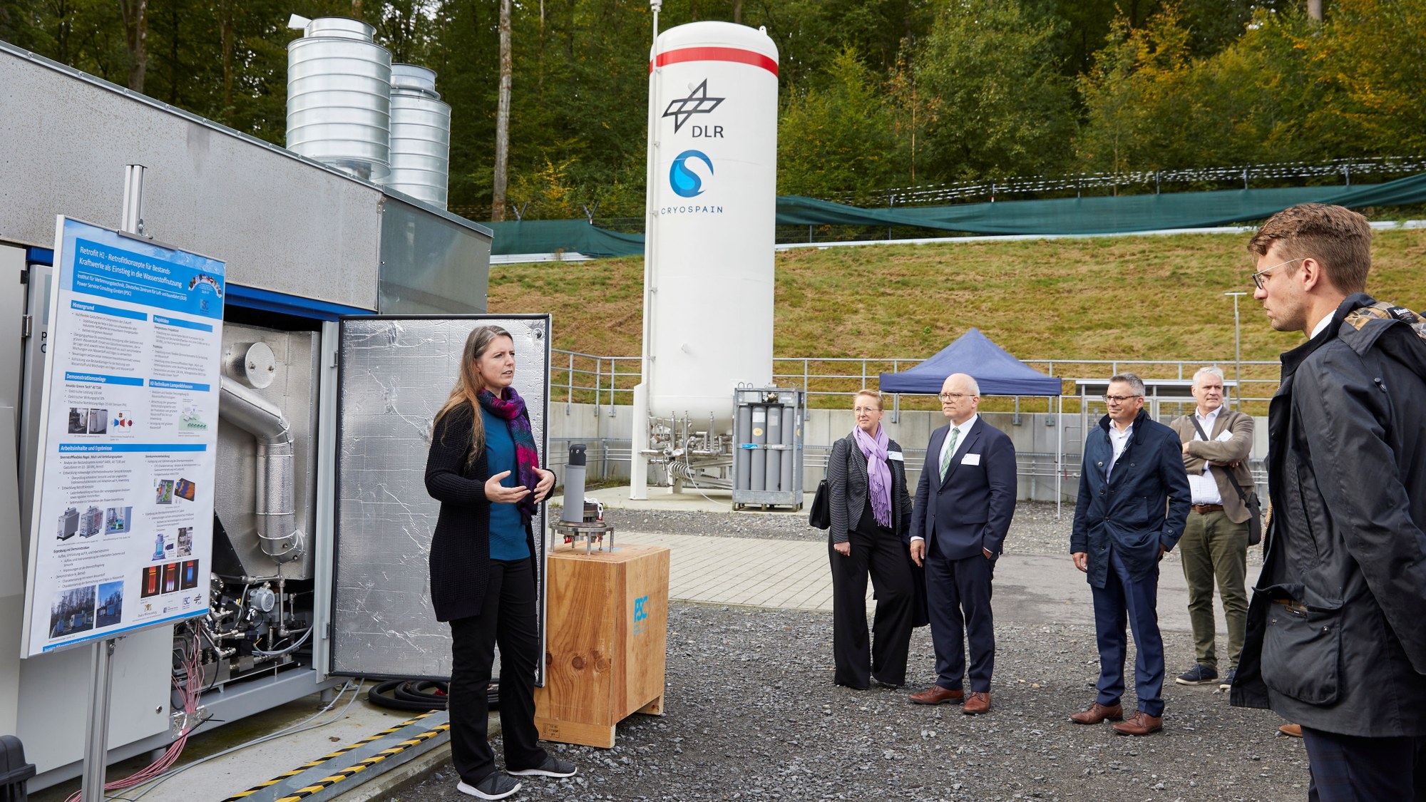 Das Bild zeigt die Besuchenden des Wasserstofftags auf dem Testgelände beim DLR in Lampoldshausen.