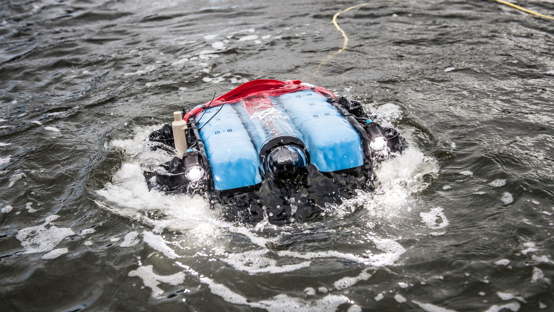 Das Archiv-Bild zeigt einen Tauchroboter an der Wasseroberfläche.