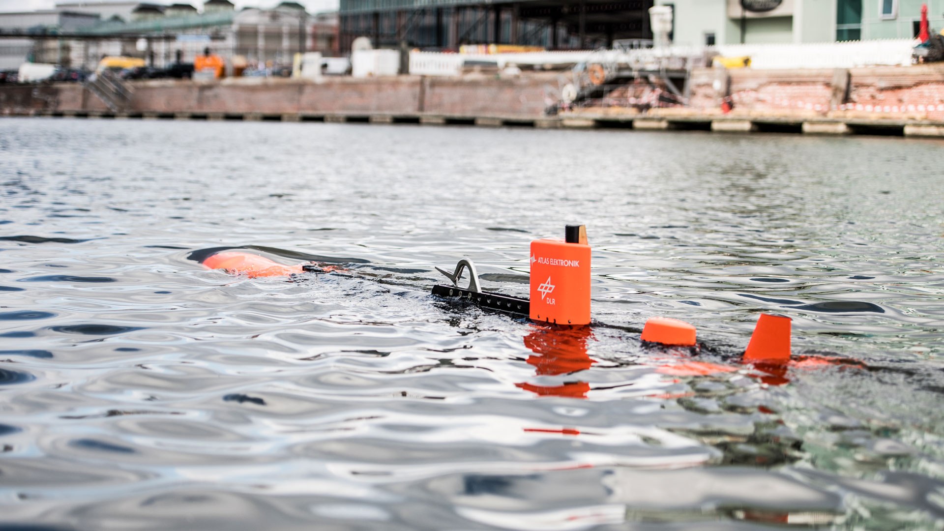 Das Archiv-Bild zeigt das autonome Unterwasserfahrzeug (AUV) des DLR-Instituts für den Schutz maritimer Infrastrukturen bei einem Einsatz im Hafenbecken.