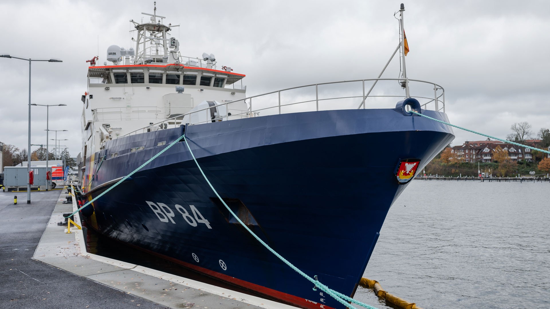 Die Delegationen von DLR und Bundespolizei trafen sich für die Unterzeichnung auf dem Einsatzschiff „BP84 Neustadt“.